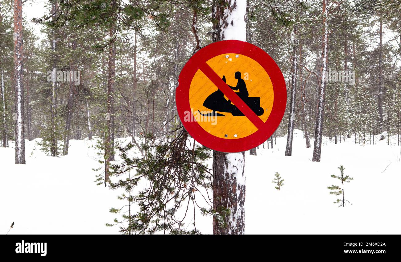 Kein Schneemobil-Schild in Schneelandschaft. Stockfoto