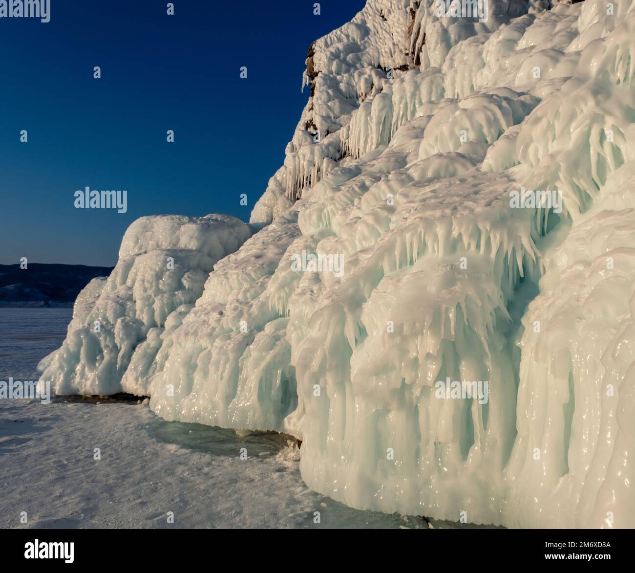 Eis und Eiszapfen auf Felsen am Baikalsee Stockfoto