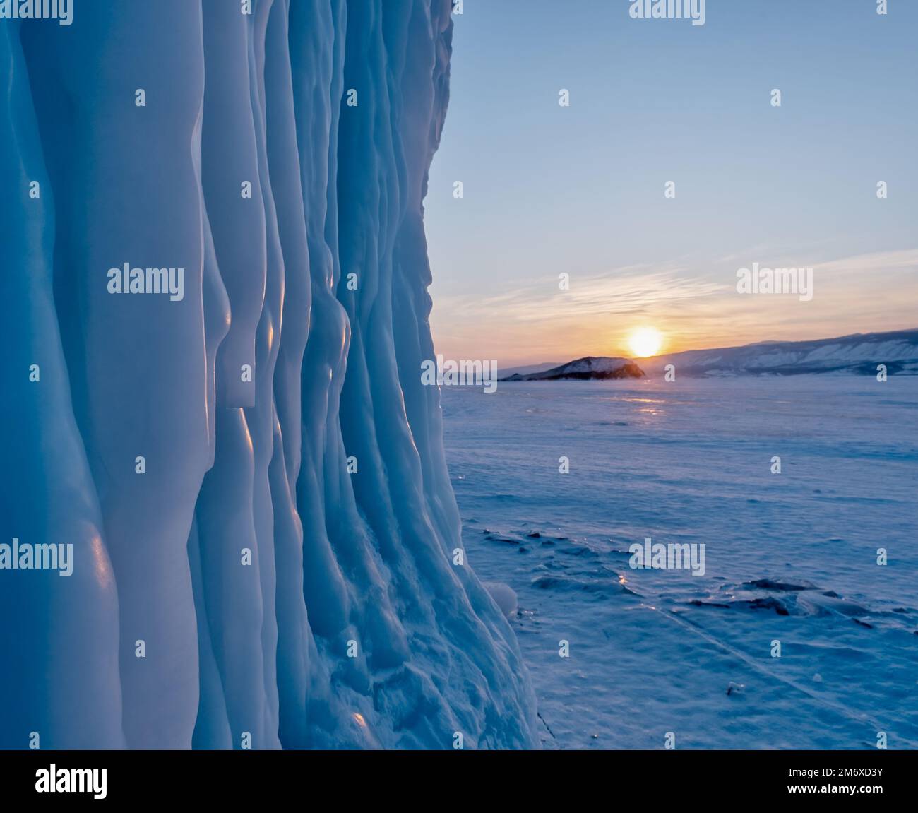 Eiszapfen auf Felsen am Baikalsee Stockfoto