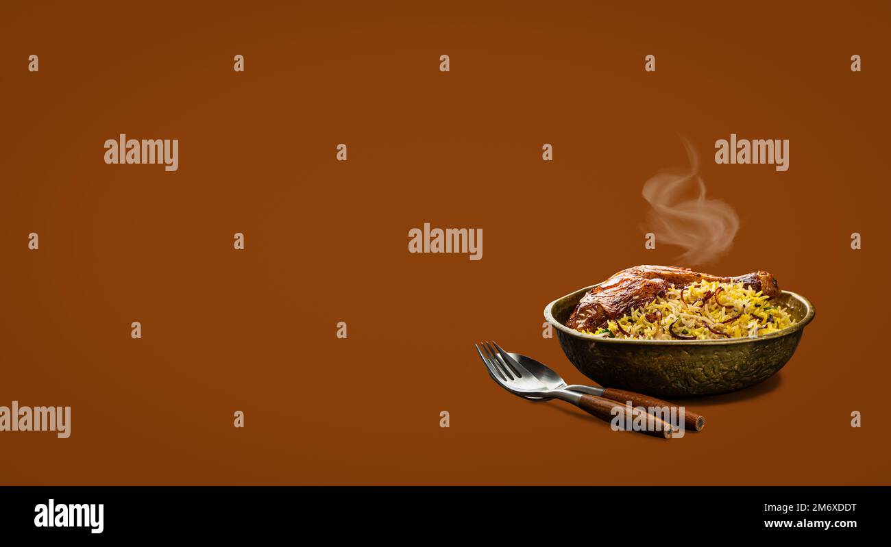 Indisches Gericht Biryani Huhn mit Basmati-Reis mit Dampf isoliert Stockfoto