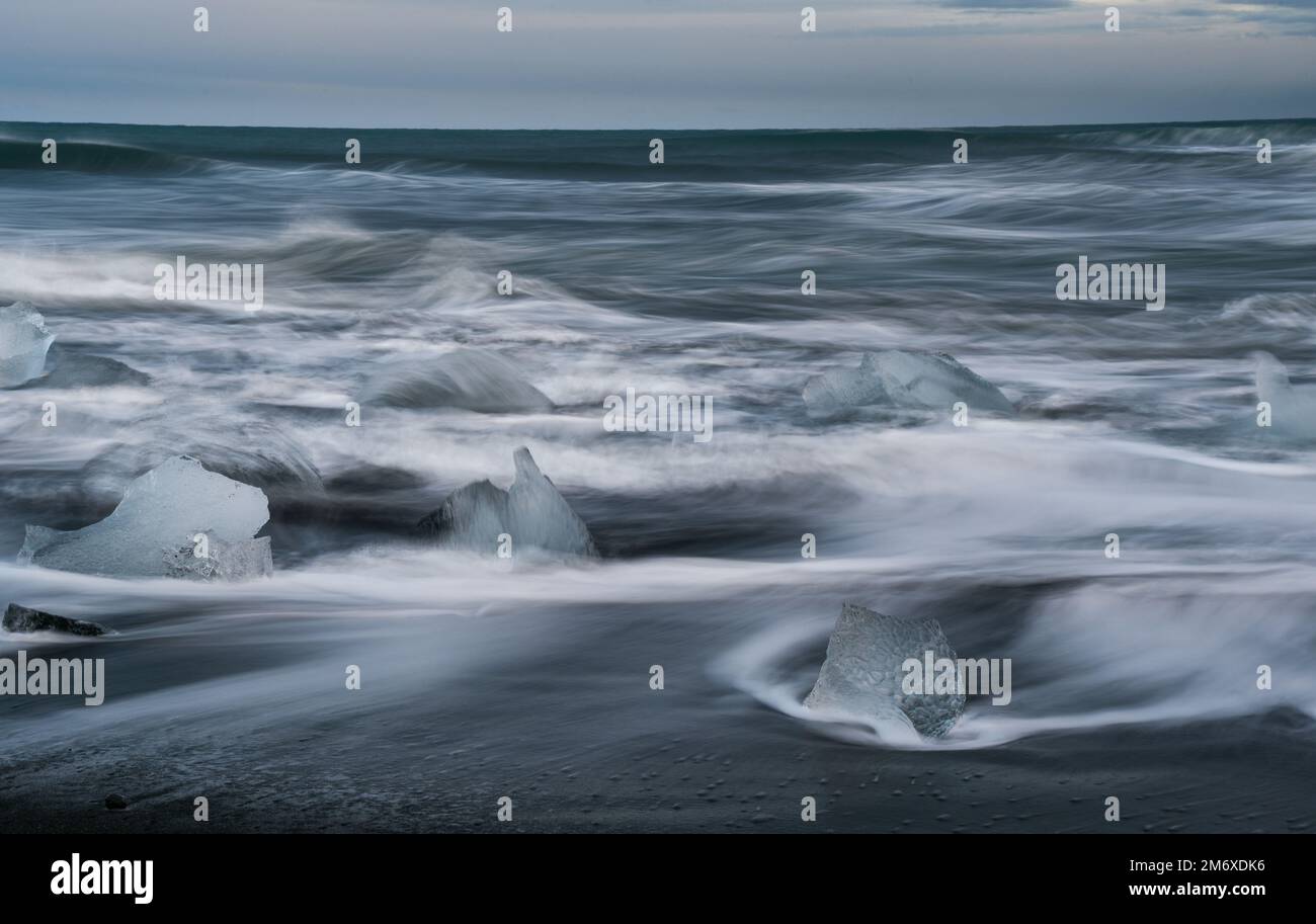 Eisberge vom Vatnajokull-Gletscher in den Jokulsarlon-See und dann zum Eisstrand Island. Globale Erwärmung Stockfoto