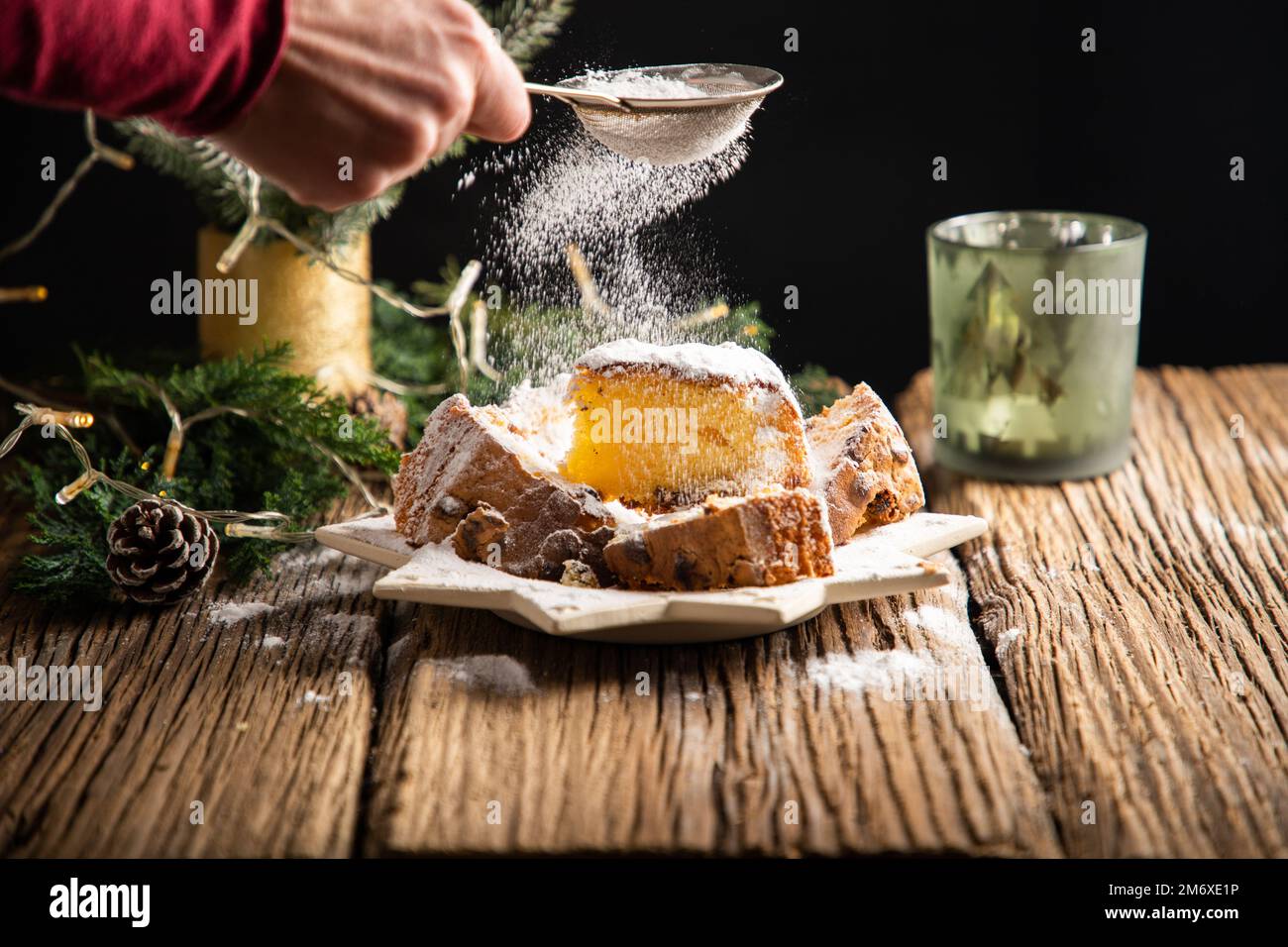Festliche weihnachtskekse auf einem Holztisch Stockfoto