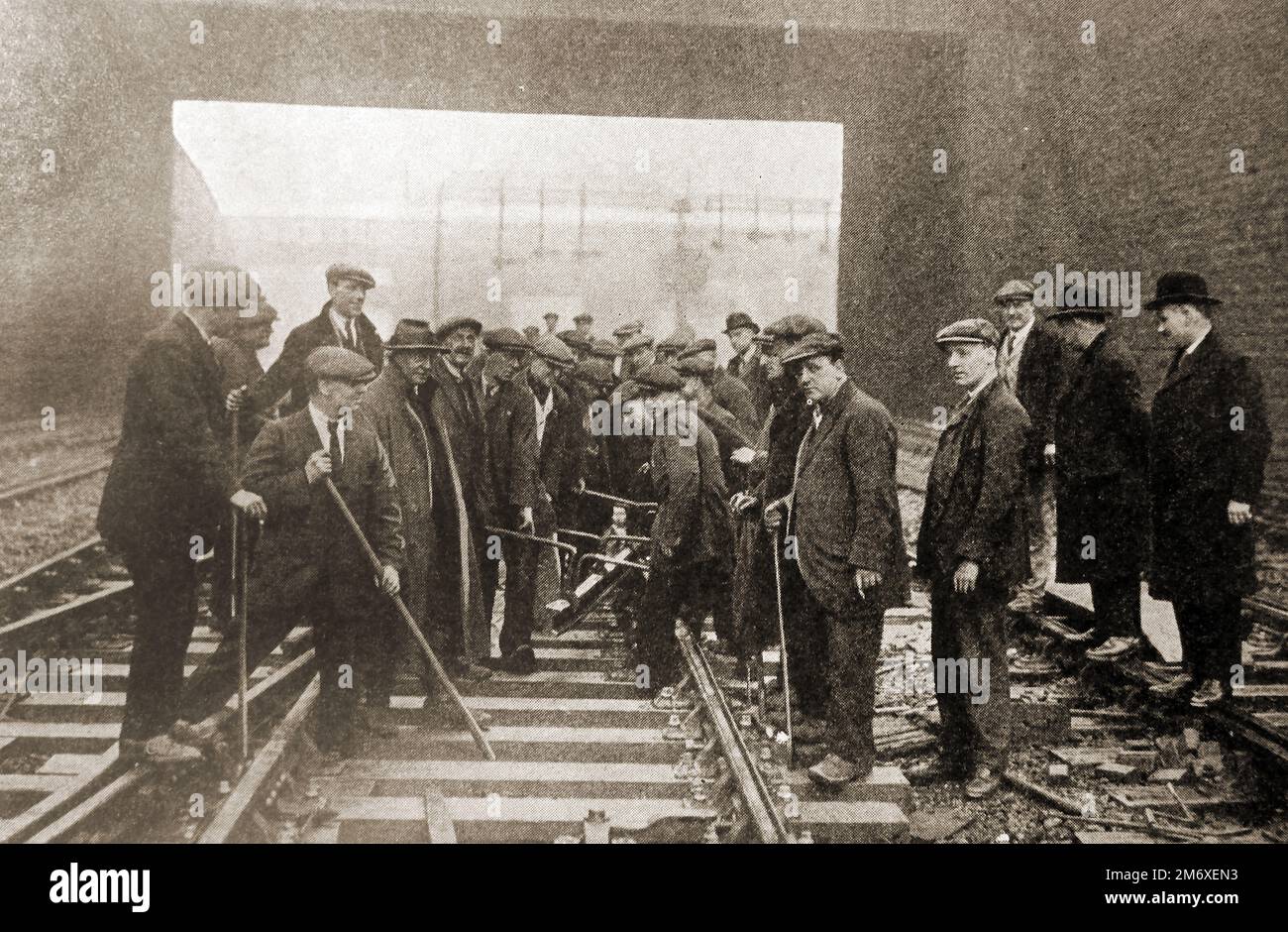 1930 Bild von Arbeitern, die eine Linie im LNER-System in Bradford neu legen, Yorkshire.jpg-2 Stockfoto