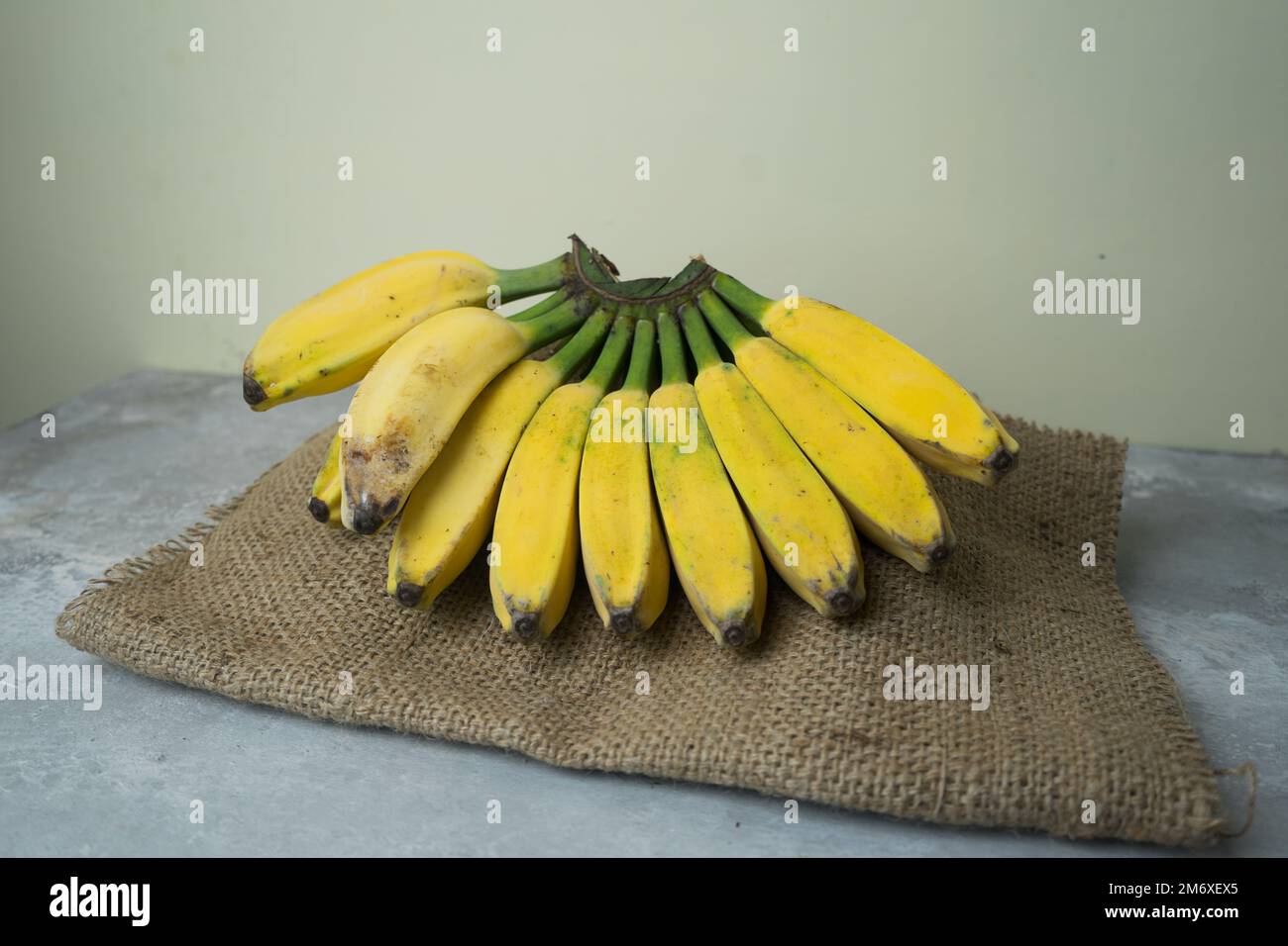 Braunes Brot auf einem Holztisch Stockfoto