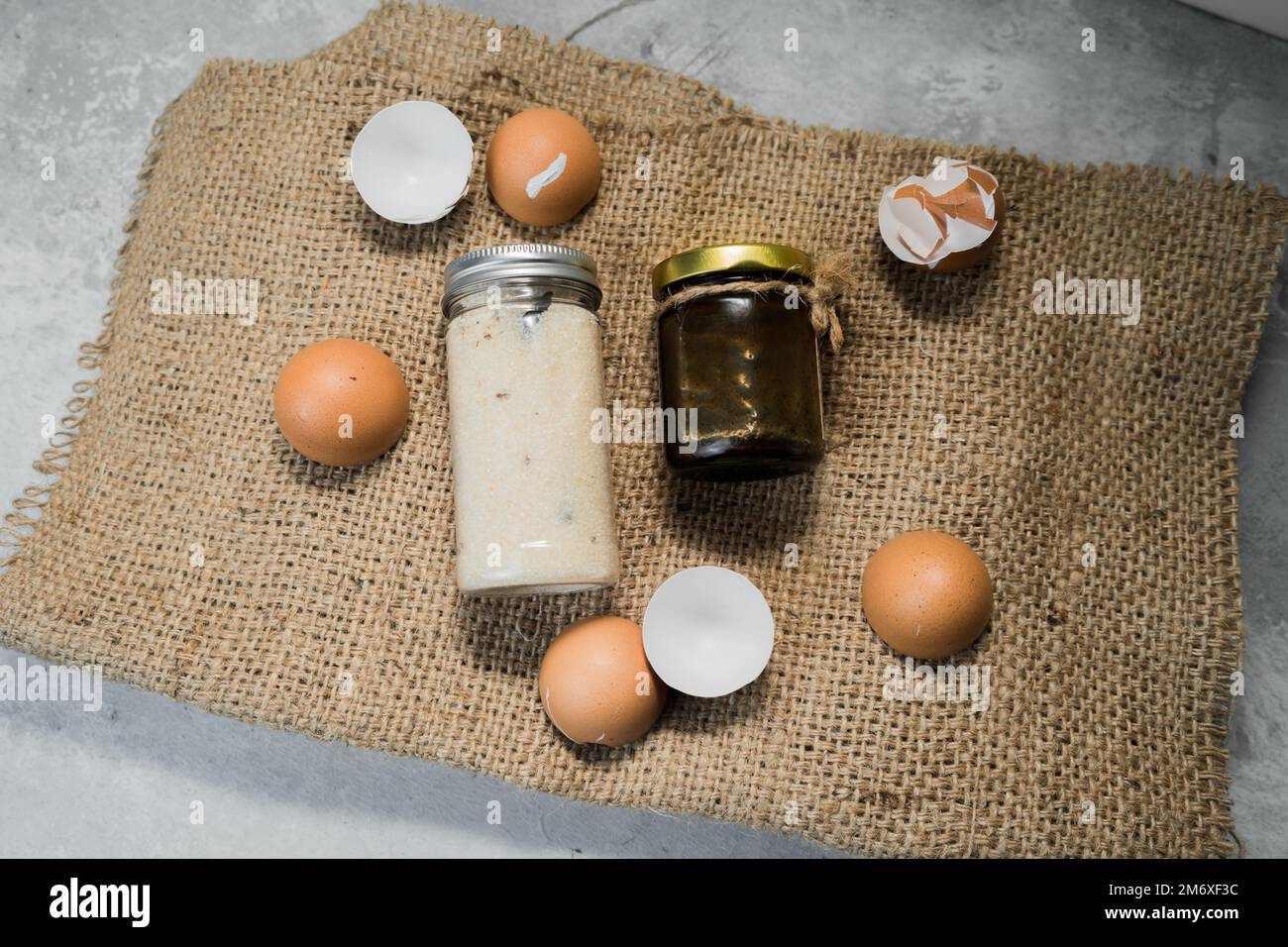 Braunes Brot auf einem Holztisch Stockfoto