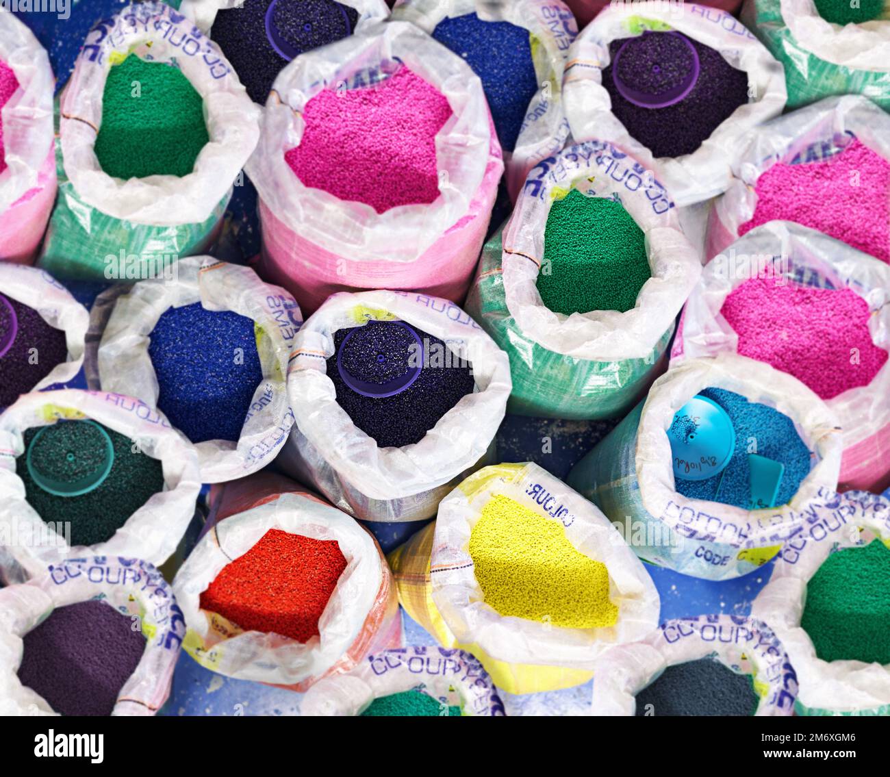Jeder erdenkliche Farbton. Ein Beutel voller Plastikharzpellets. Stockfoto
