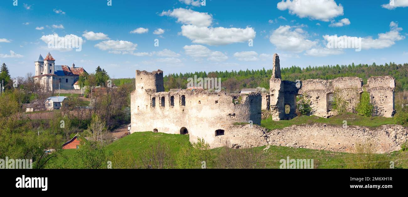 Frühlingsblick auf die Ruinen der Burg Sydoriv (1640er erbaut) und die Katolitsky-Kirche (1730-1741 erbaut). Das Dorf Sydoriv befindet sich 7 km entfernt Stockfoto