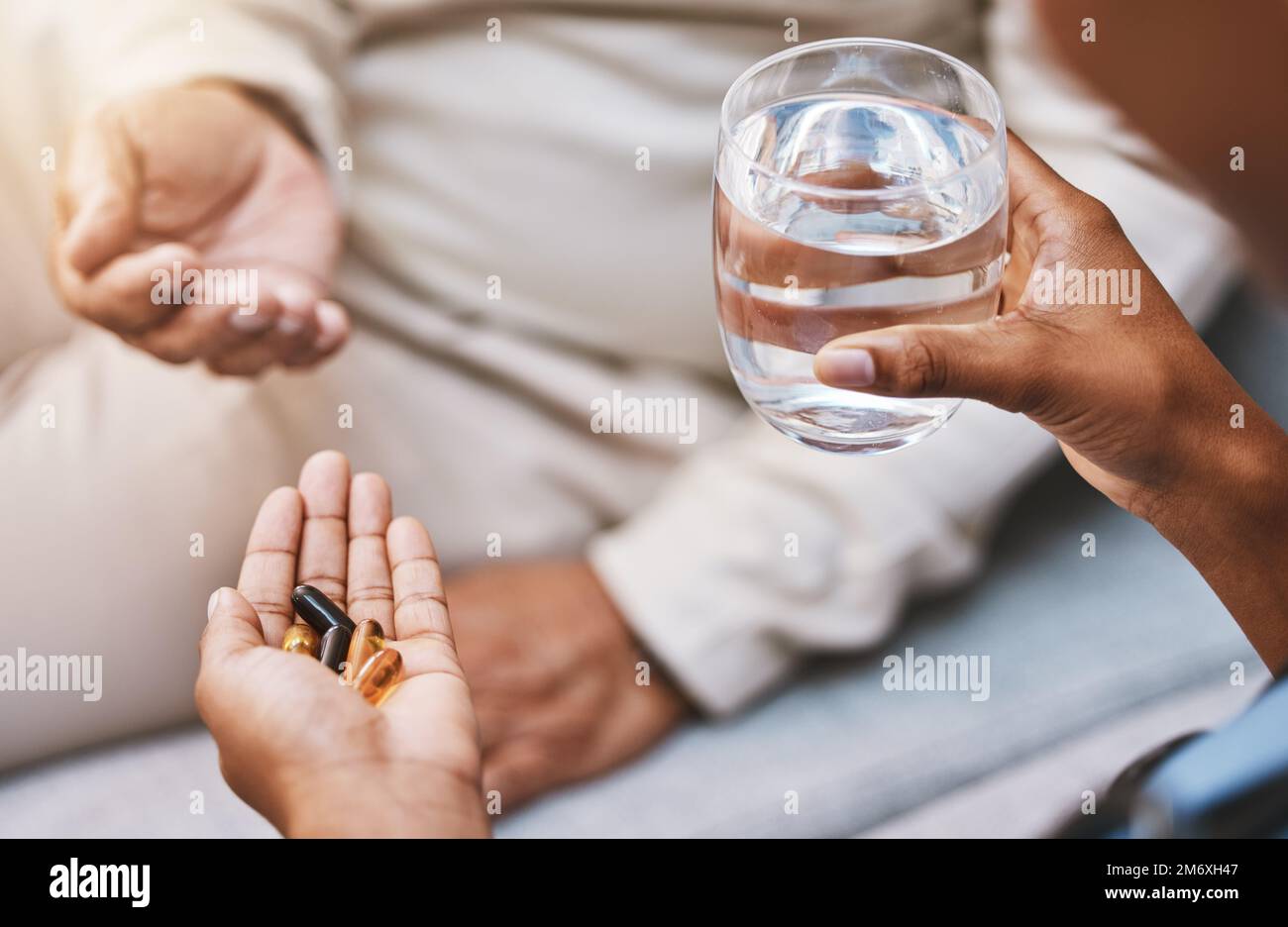 Hände der Krankenschwester mit Patient für Pillen, Wasser und Medikamente im Pflegeheim für Wellness, Gesundheitswesen und Rezept. Arzt, medizinische Versorgung und Gesundheit Stockfoto