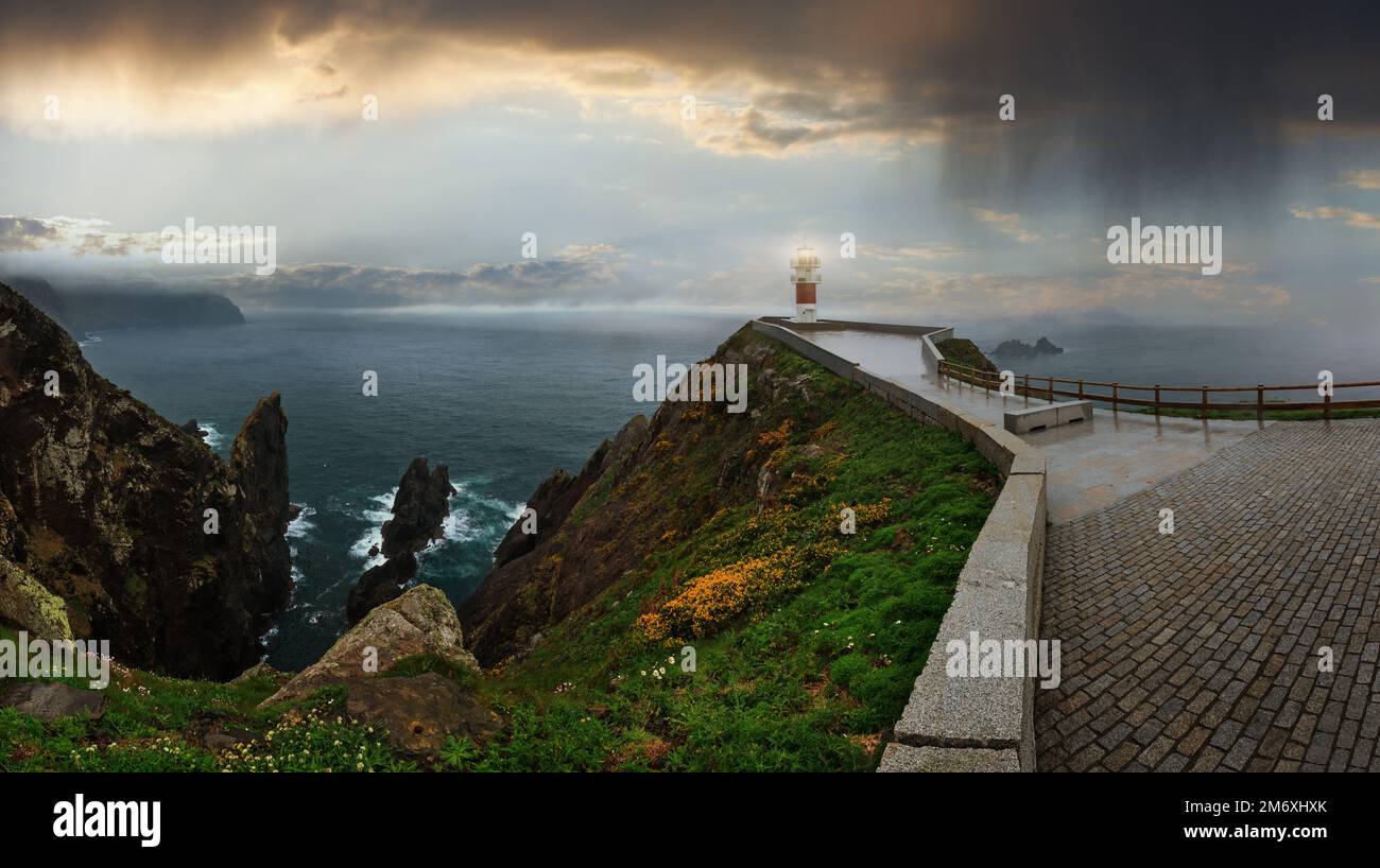 Leuchtturm am Kap Ortegal (Provinz A Coruna, Galicien, Spanien). Im Sommer regnerische Abendansicht. Stockfoto