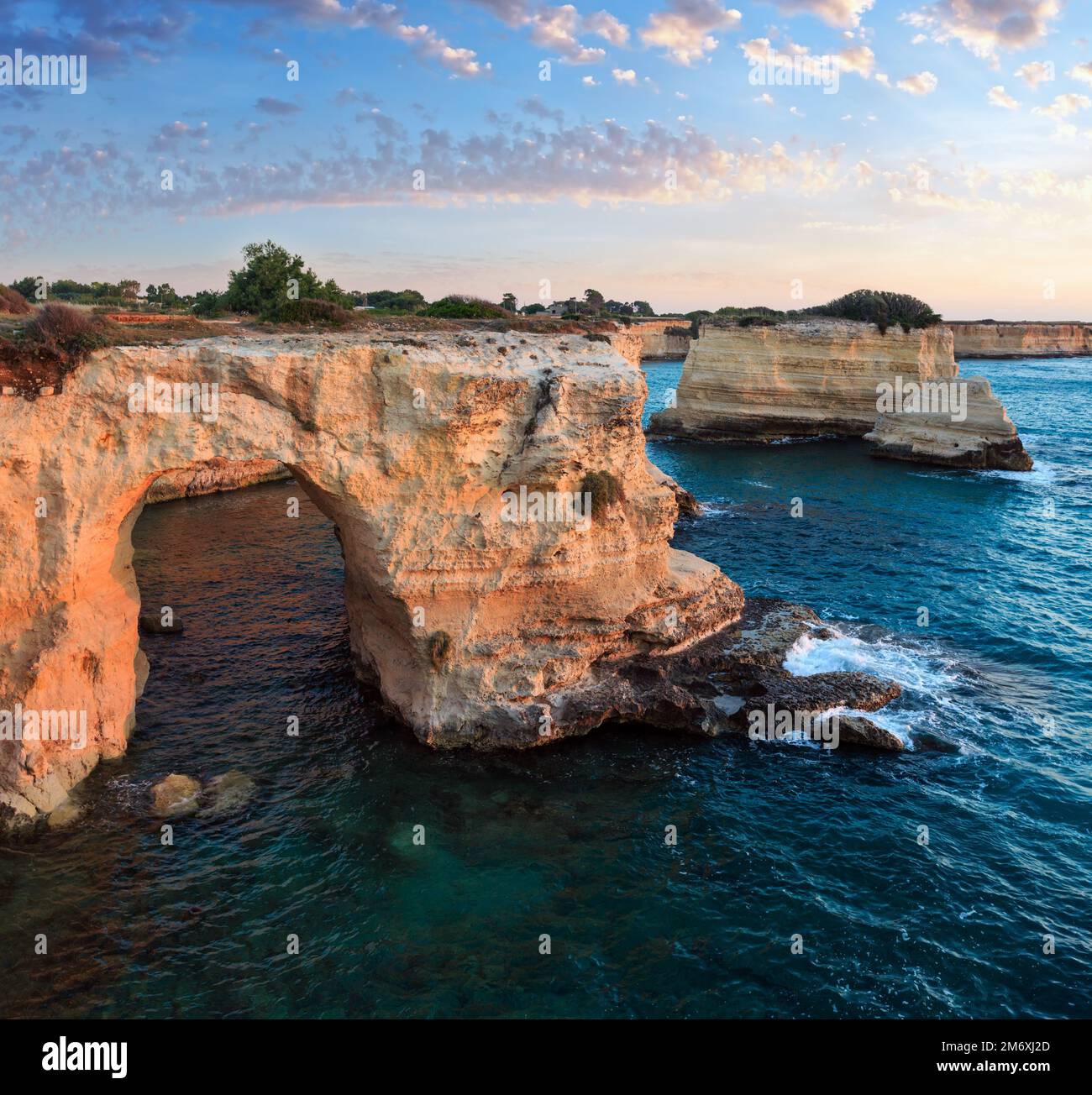 Surise Faraglioni bei Torre Sant Andrea, Italien Stockfoto
