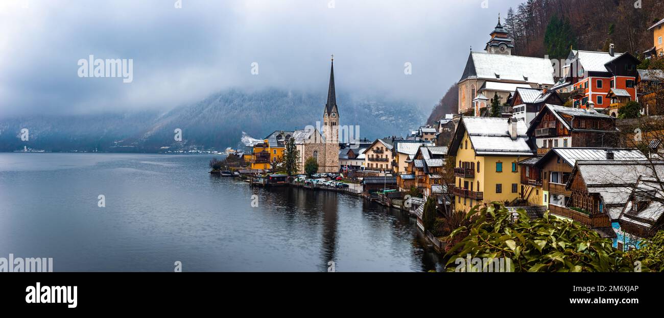 Hallstatt, Österreich - Panoramablick auf den weltberühmten Hallstatt, die zum UNESCO-Weltkulturerbe gehörende Stadt am See mit der Lutherischen Kirche Hallstatt an einem kalten nebligen Tag Stockfoto