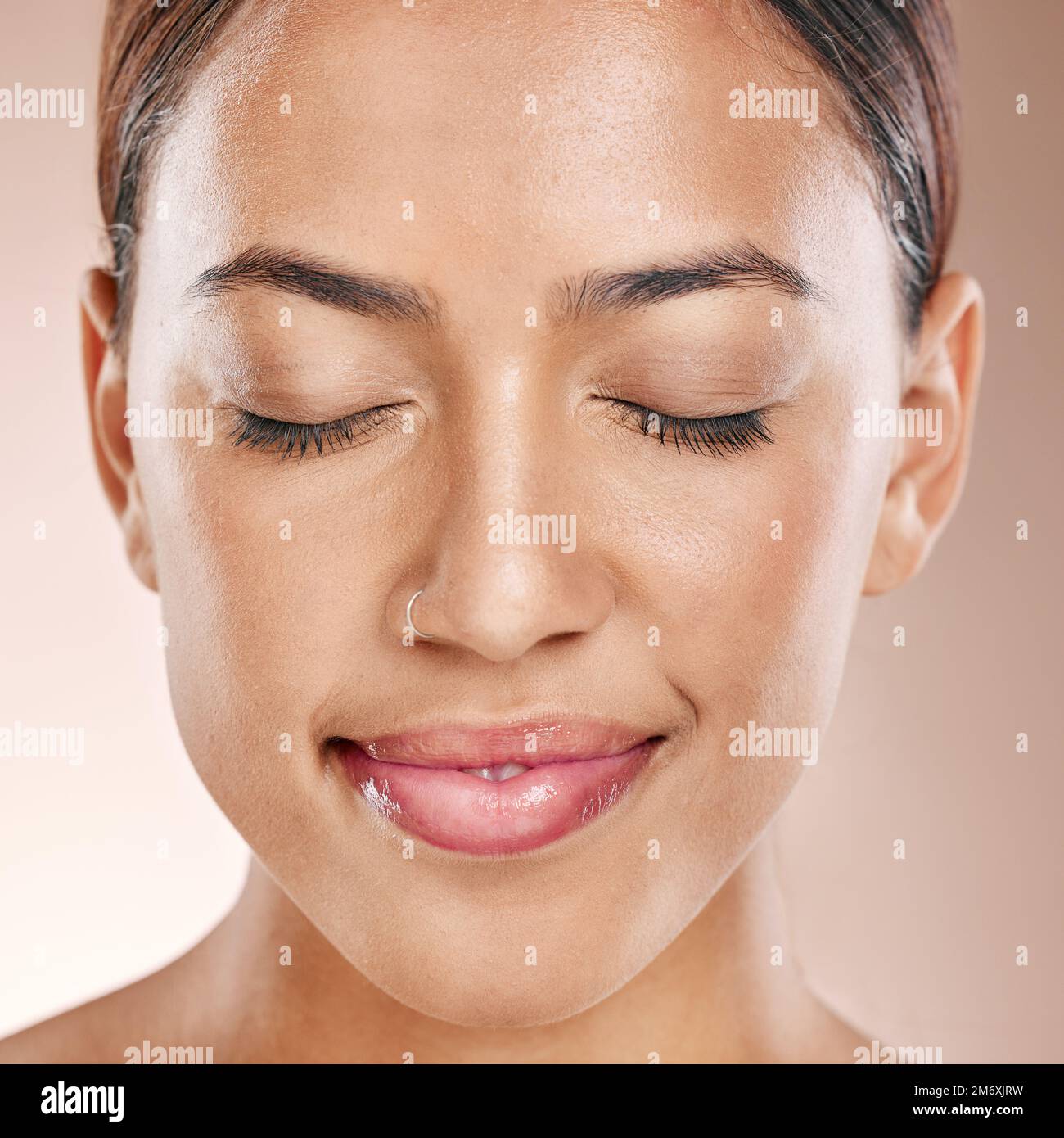 Hautpflege, Kosmetik und Gesicht einer Frau für Kosmetikmarketing, Dermatologie und Spa-Make-up im Studiohintergrund. Gesichts-, Körper- und Kosmetikmodell Stockfoto