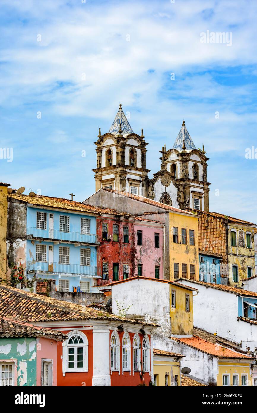 Historischer Kirchturm zwischen den Dächern und Fassaden von Häusern in Pelourinho Stockfoto