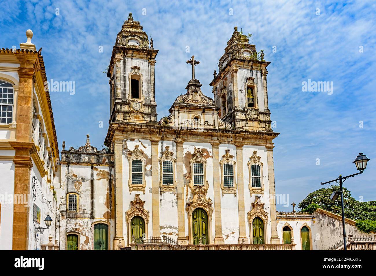 Die Fassade einer alten barocken Kirche wurde mit der Zeit in Pelourinho zerstört Stockfoto