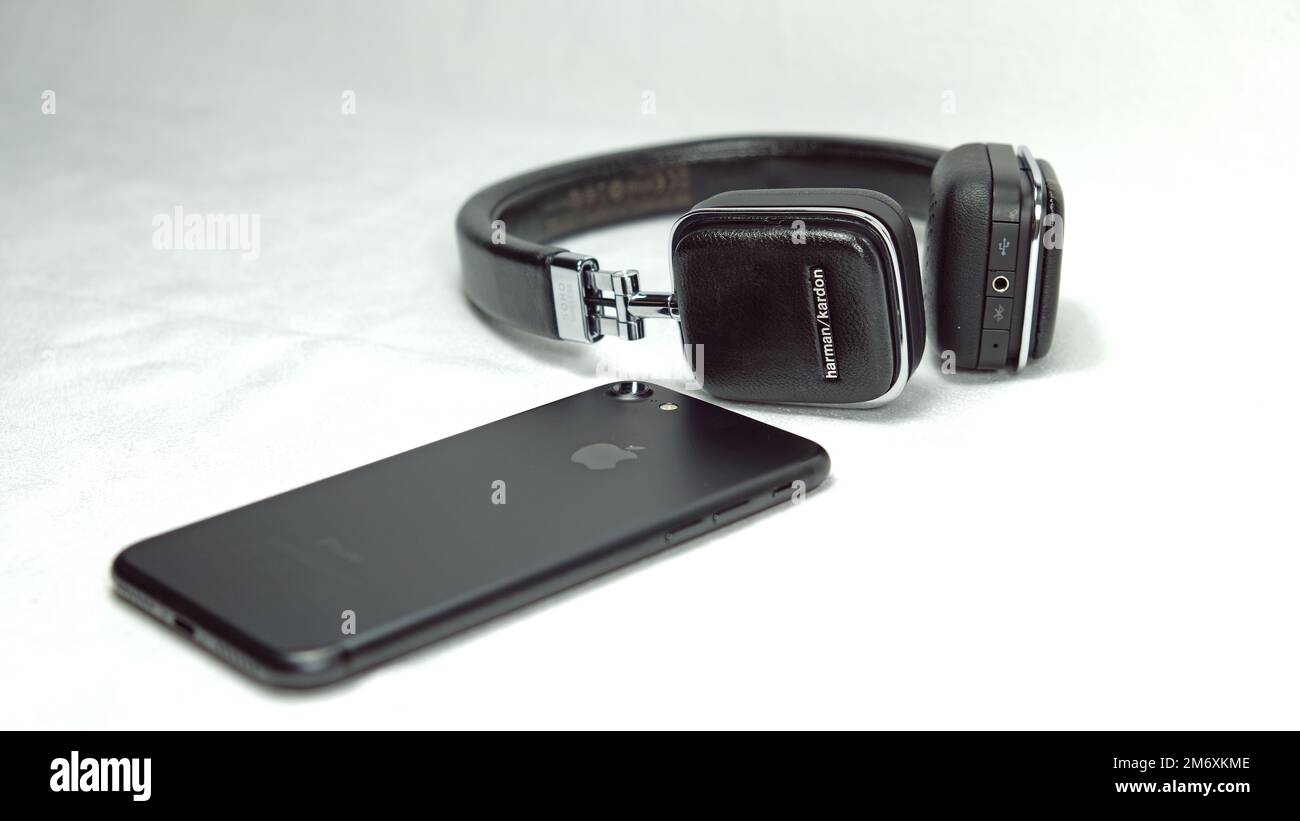 Iphone7 und Bluethooth Kopfhörer Stockfoto