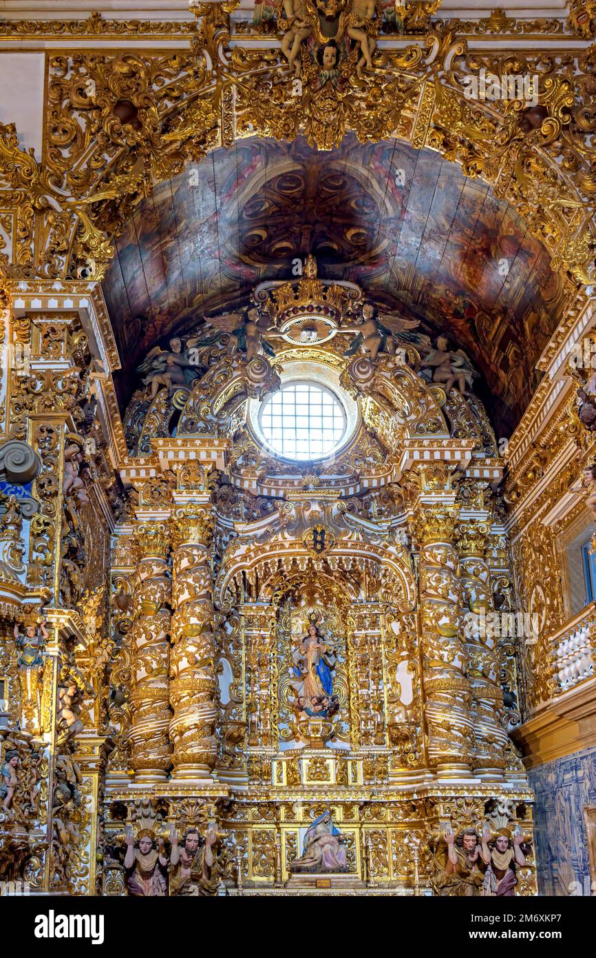 Goldgrüner Altar in der historischen barocken Kirche in Pelourinho Stockfoto