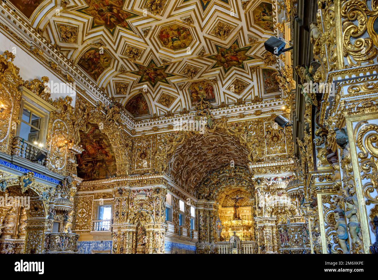 Goldgrüne historische barocke Kirche in Pelourinho Stockfoto