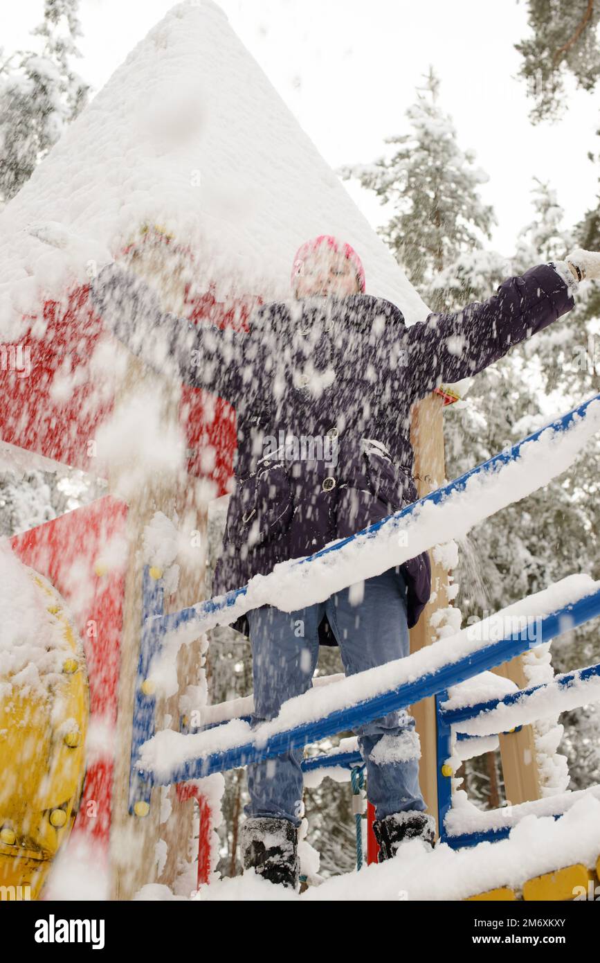 Mädchen spielen mit Schnee Stockfoto