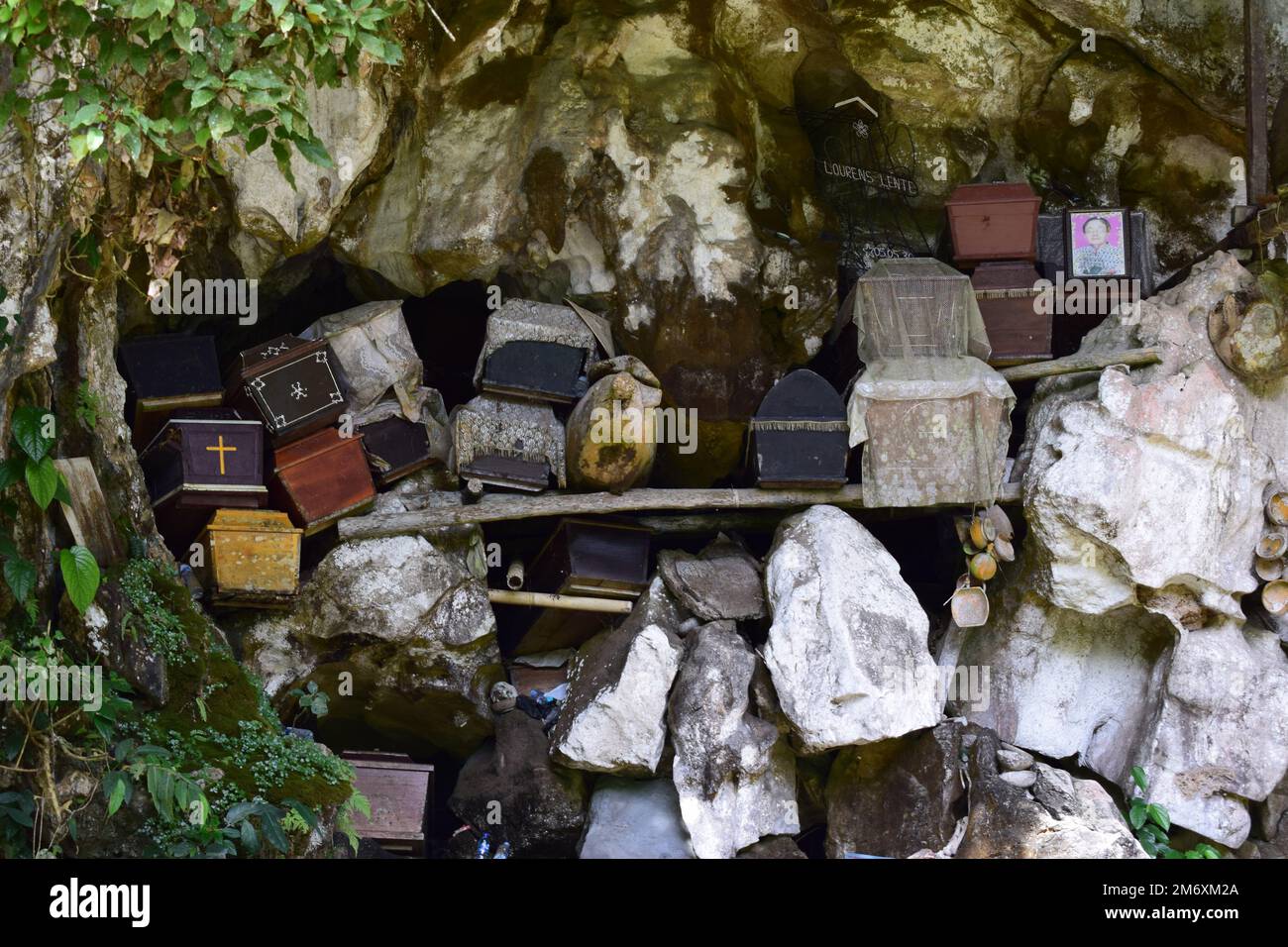 Särge und Gräber wurden in Felsklippen gelegt. Diese Methode ist eine Tradition, die als Grab für Menschen benutzt wird, die im Tana-Toraja-Stamm, Sulawesi, starben Stockfoto