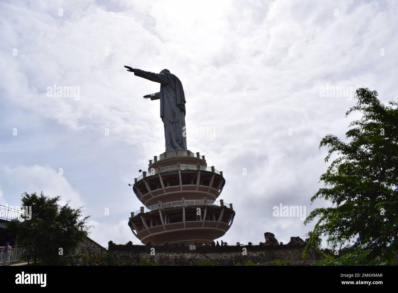 Indonesien: Statue Von Toraja Jesus Christus. Gelegen auf dem Berg mit wunderschöner Aussicht Stockfoto