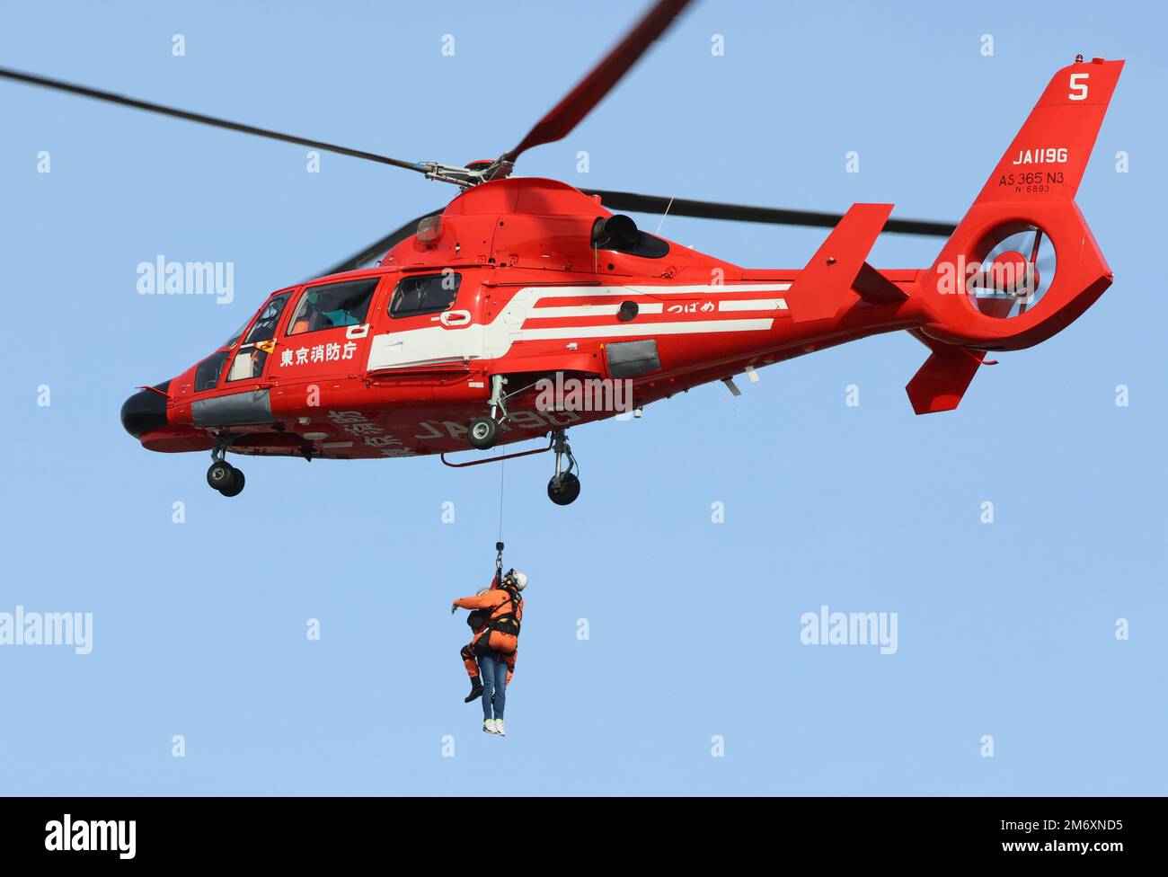 Tokio, Japan. 6. Januar 2023. Ein Helikopter der Tokyo Metropolitan Fire Department demonstriert bei einer jährlichen Feuerwehr-Überprüfung in Tokio am Freitag, den 6. Januar 2023, einen Mann zu retten. An der Neujahrsveranstaltung nahmen etwa 2.500 Mitarbeiter und 99 Fahrzeuge Teil. Kredit: Yoshio Tsunoda/AFLO/Alamy Live News Stockfoto