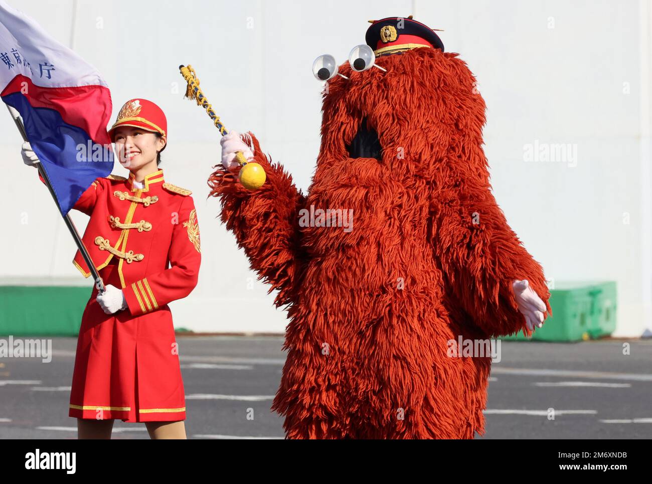 Tokio, Japan. 6. Januar 2023. Der Fernsehstar Mukku (R) nimmt am Freitag, den 6. Januar 2023, an einer jährlichen Feuerwehr-Überprüfung in Tokio Teil. An der Neujahrsveranstaltung nahmen etwa 2.500 Mitarbeiter und 99 Fahrzeuge Teil. Kredit: Yoshio Tsunoda/AFLO/Alamy Live News Stockfoto