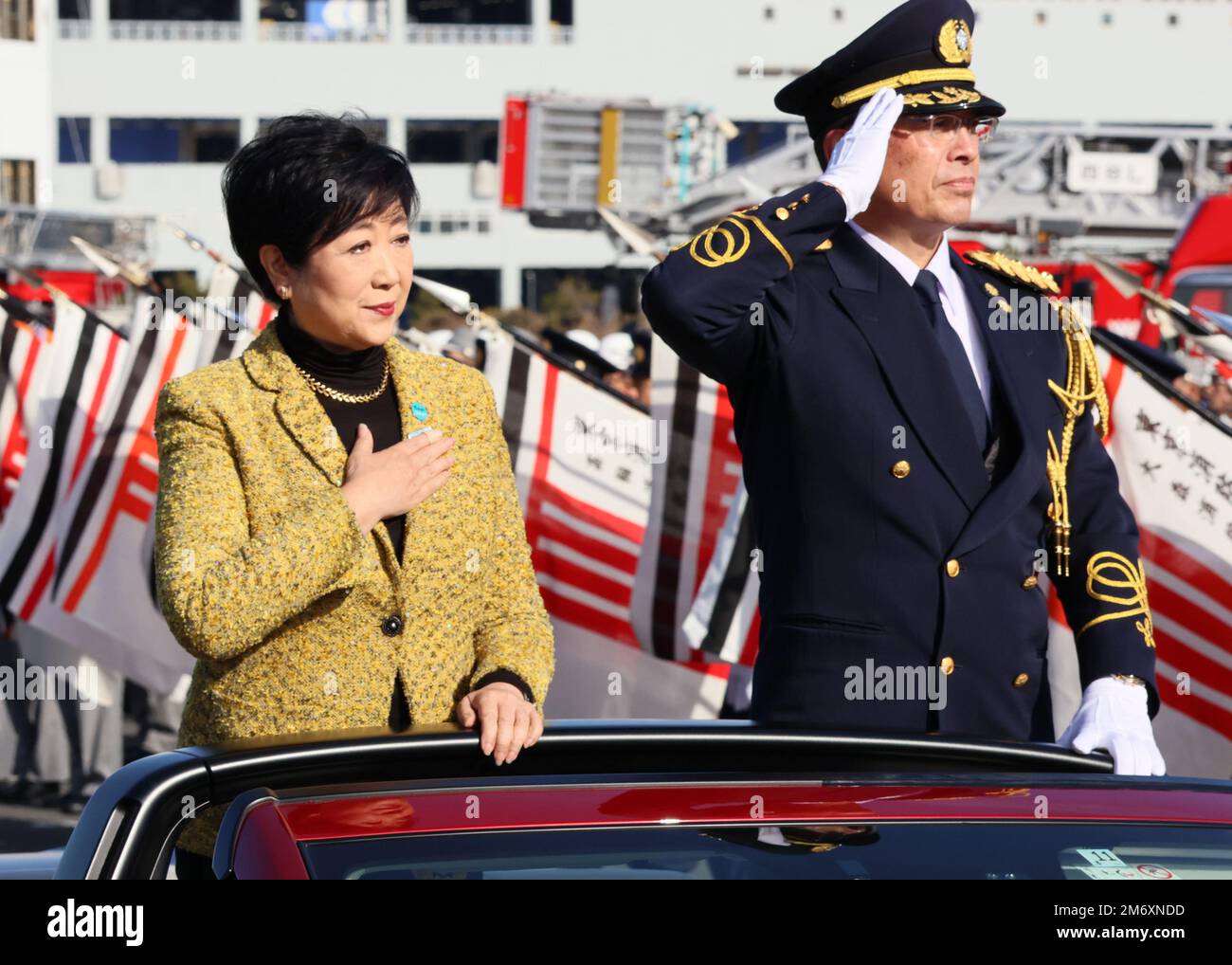 Tokio, Japan. 6. Januar 2023. Gouverneur Yuriko Koike (L) und Feuerwehrchef Hirofumi Shimizu (R) inspizieren Mitglieder der Tokyo Metropolitan Fire Department bei einer jährlichen Überprüfung der Feuerwehr in Tokio am Freitag, den 6. Januar 2023. An der Neujahrsveranstaltung nahmen etwa 2.500 Mitarbeiter und 99 Fahrzeuge Teil. Kredit: Yoshio Tsunoda/AFLO/Alamy Live News Stockfoto