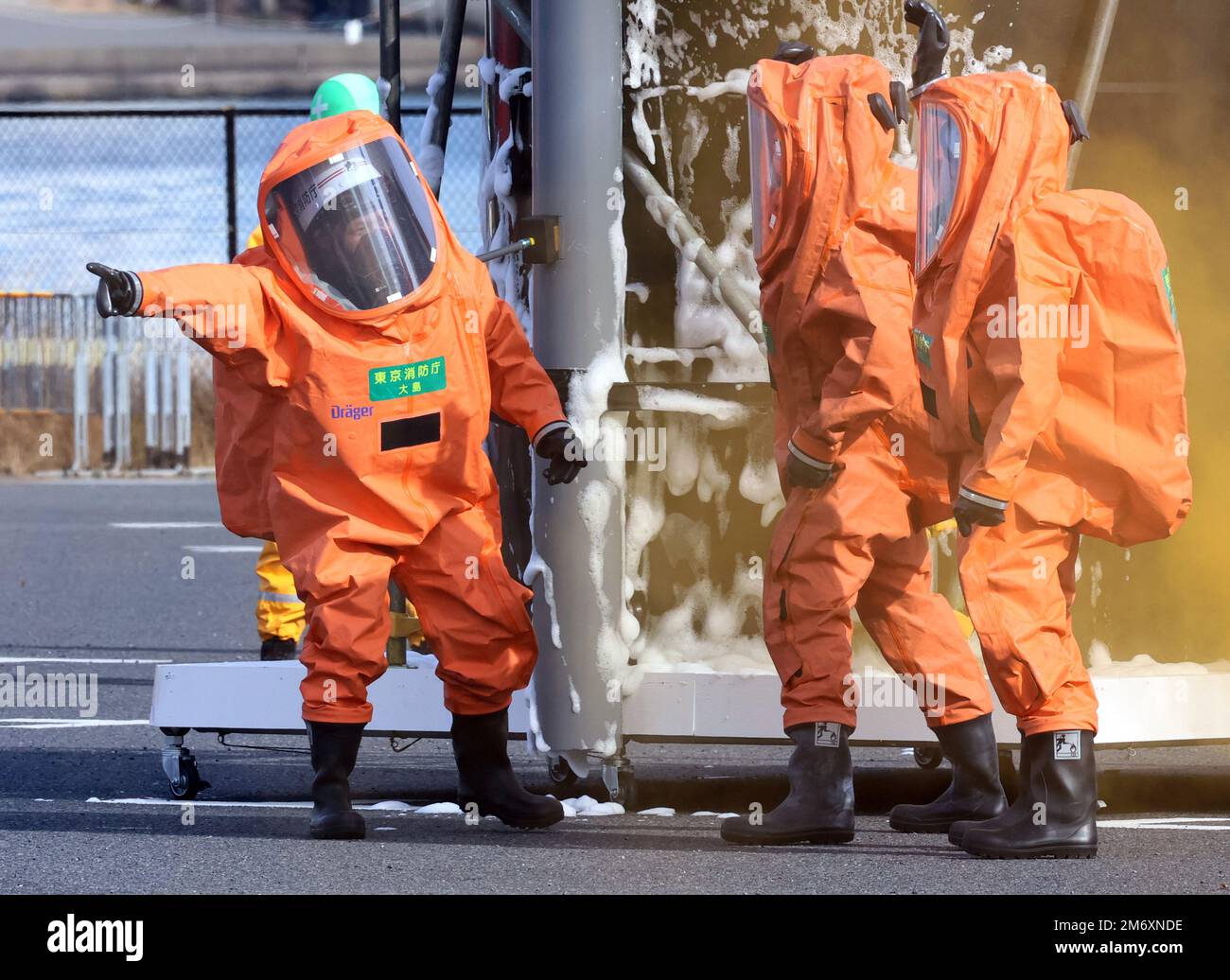 Tokio, Japan. 6. Januar 2023. Rettungskräfte in CBR-Schutzanzügen demonstrieren am Freitag, den 6. Januar 2023, bei einer jährlichen Feuerwehr-Überprüfung in Tokio. An der Neujahrsveranstaltung nahmen etwa 2.500 Mitarbeiter und 99 Fahrzeuge Teil. Kredit: Yoshio Tsunoda/AFLO/Alamy Live News Stockfoto