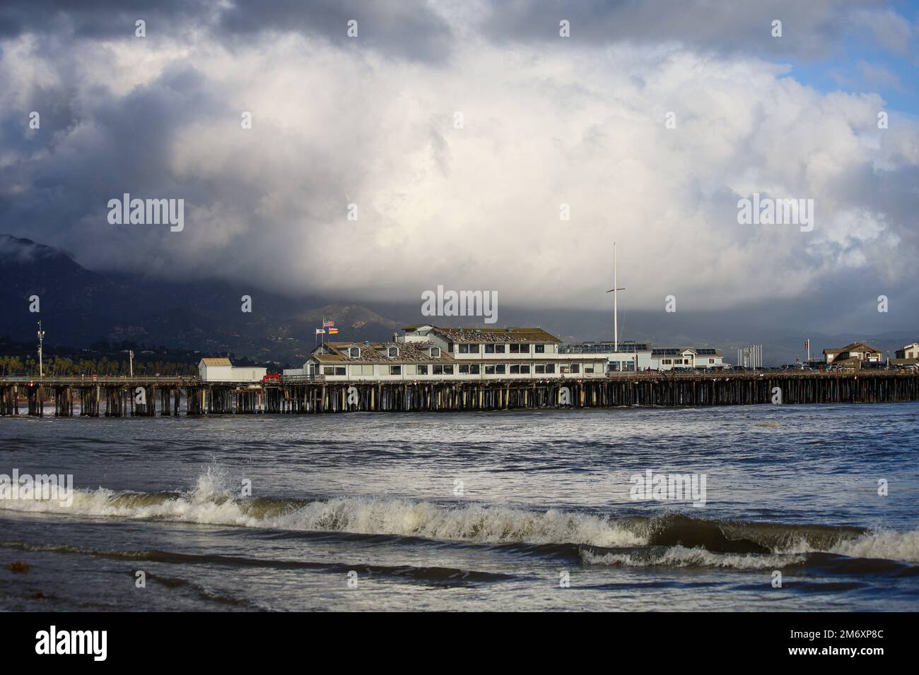 Santa Barbara, Kalifornien, USA 6. Januar 2023. Riesige Wellen, die in Santa Barbara nach Tagen sintflutartiger Regenfälle selten zu sehen waren, veranlassten die Behörden, den historischen Santa Barbara Pier, bekannt als Stearns Wharf, am 5. Januar gegen 4:00pm Uhr PST auf unbestimmte Zeit zu schließen. Nachdem Teile von Santa Barbara und das benachbarte Montecito durch die Nacht evakuiert wurden, wegen der Bedenken wegen Schlammrutschen. Diese Woche ist der fünfjährige Jahrestag der Montecito Schlammrutschen, die dem Thomas Fire folgten und 23 Menschen töteten, so viele sind nervös. (Kreditbild: © Amy Katz/ZUMA Press Wire) Stockfoto