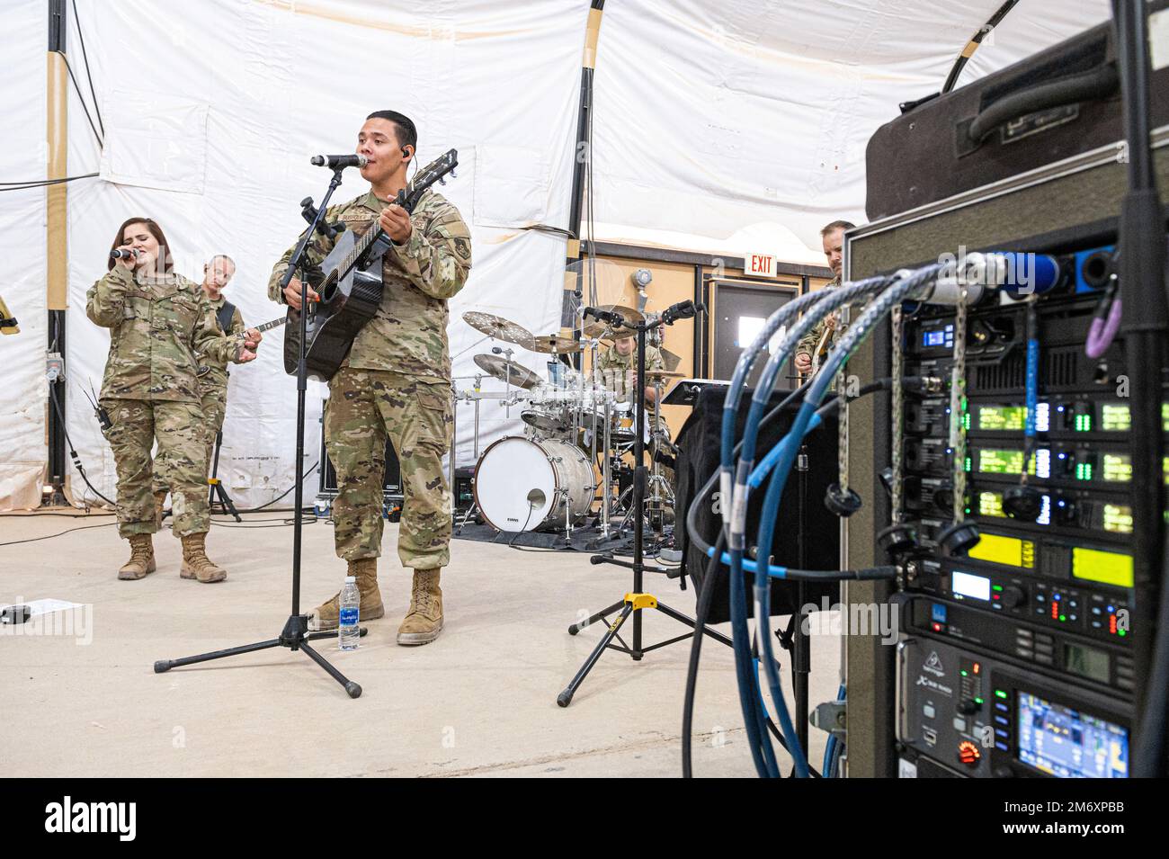 Mitglieder der USA Air Force Central Command Band tritt während der 378. Zeremonie zum Kommandowechsel im Air Expeditionary Wing auf dem Luftwaffenstützpunkt Prince Sultan im Königreich Saudi-Arabien am 9. Mai 2022 auf. Während der Zeremonie Brigade. General Robert Davis hat das Kommando an Brig abgegeben. General William Betts. Die Tradition der Zeremonien zum Kommandowechsel ist so, dass die Einheit zusehen kann, wie ihr neuer Anführer die Verantwortung und das Vertrauen übernimmt, die mit der Position des Kommandanten verbunden sind. Stockfoto