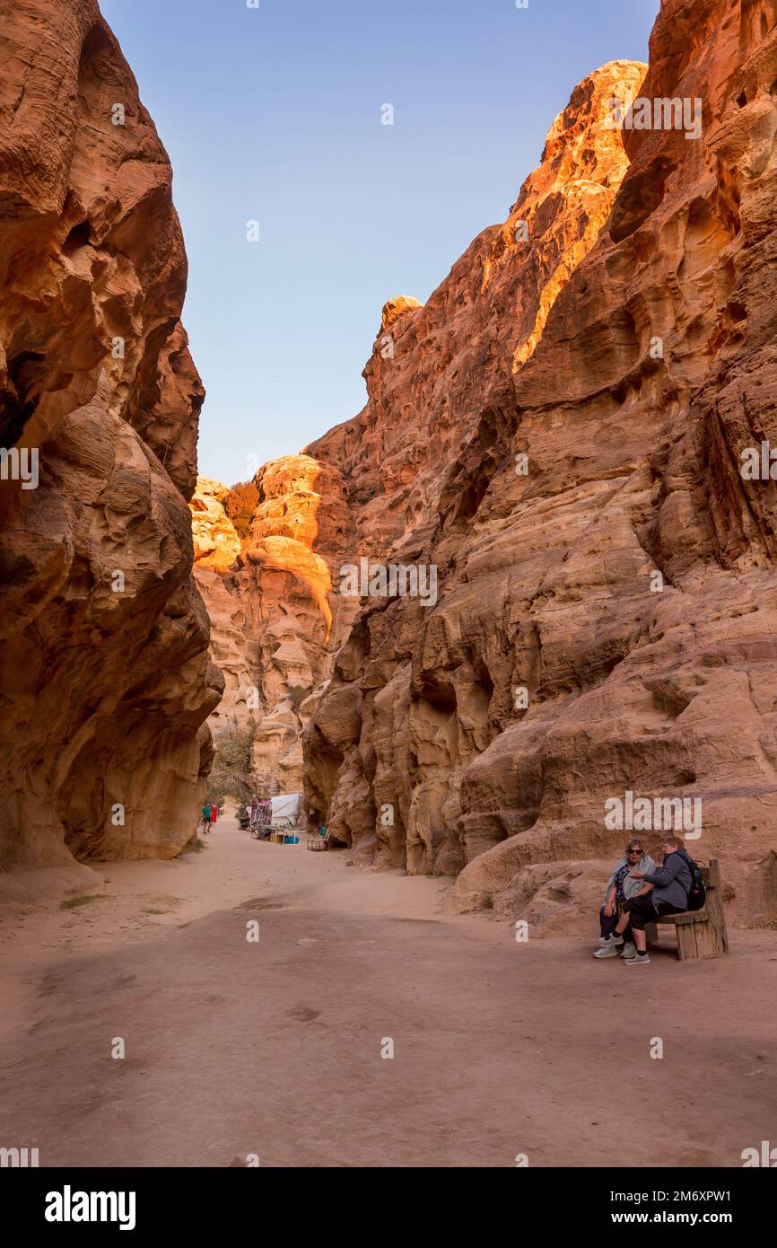 Wadi Musa, Jordanien - 2. November 2022: Felsen und Straßenansicht bei Little Petra, Siq al-Barid Stockfoto