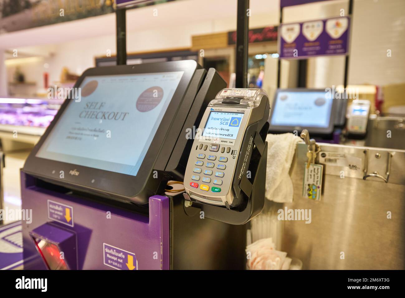 BANGKOK, THAILAND - CA. JANUAR 2020: Selbstbedienungskassen im Gourmet Market Supermarkt in Bangkok. Stockfoto