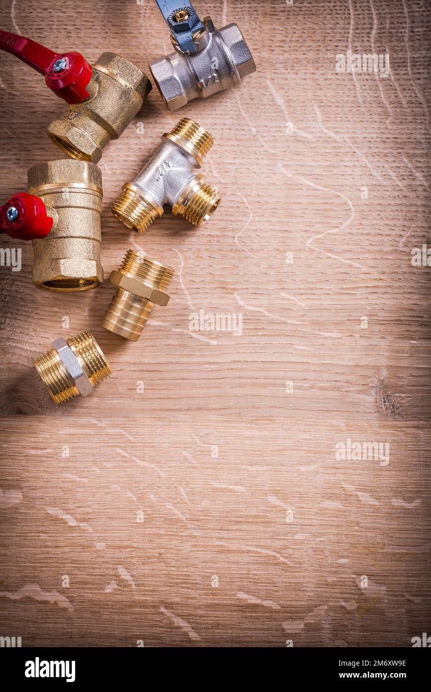 Gruppieren Sie Rohrleitungselemente Aus Messing Rohrverbinder Auf Holzplatte Stockfoto