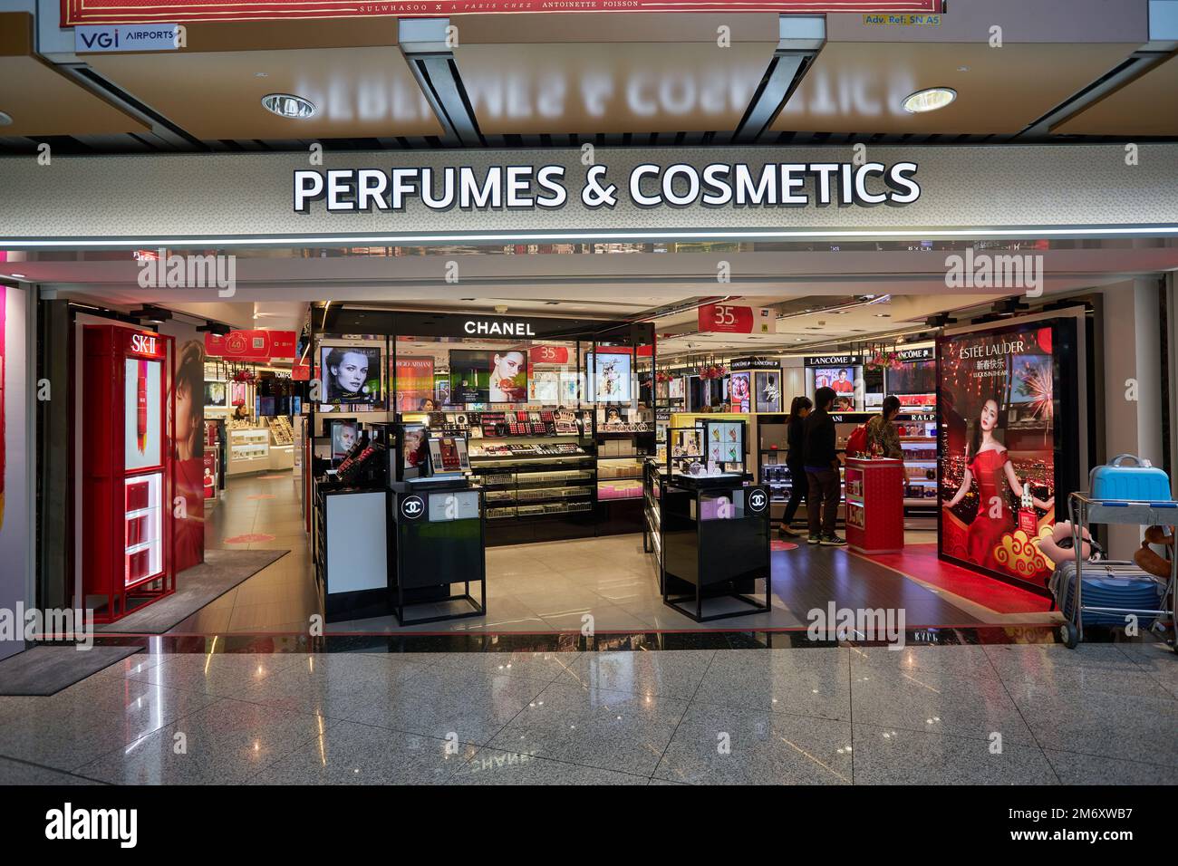 KUALA LUMPUR, MALAYSIA - CIRCA JANUAR 2020: Verschiedene Waren ausgestellt im Parfume and Cosmetics Store in Kuala Lumpur International Airport Satellite Stockfoto