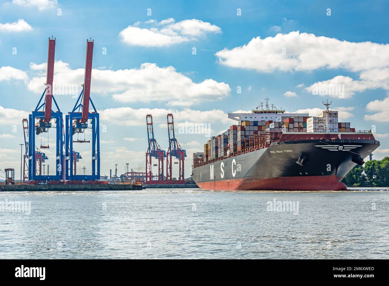 Große Containerschiffe legen im Containerterminal Tollerort im Hafengebiet von Hamburg an Stockfoto