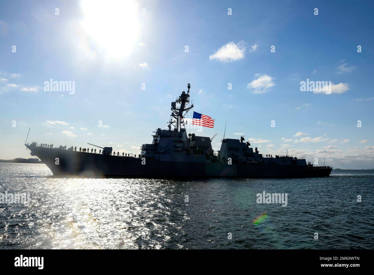 Der Zerstörer der Arleigh Burke-Klasse USS Frank E. Petersen Jr. (DDG 121) kommt in Charleston, S.C. für die Zeremonie zur Inbetriebnahme am 9. Mai 2022 an. Das Schiff wurde zu Ehren des Lieutenant General des Marine Corps benannt, der der erste afroamerikanische Marine Corps-Pilot und General Officer des Marine Corps war. Er ging 1988 nach 38 Jahren im Dienst aus dem Marinekorps in den Ruhestand. Stockfoto