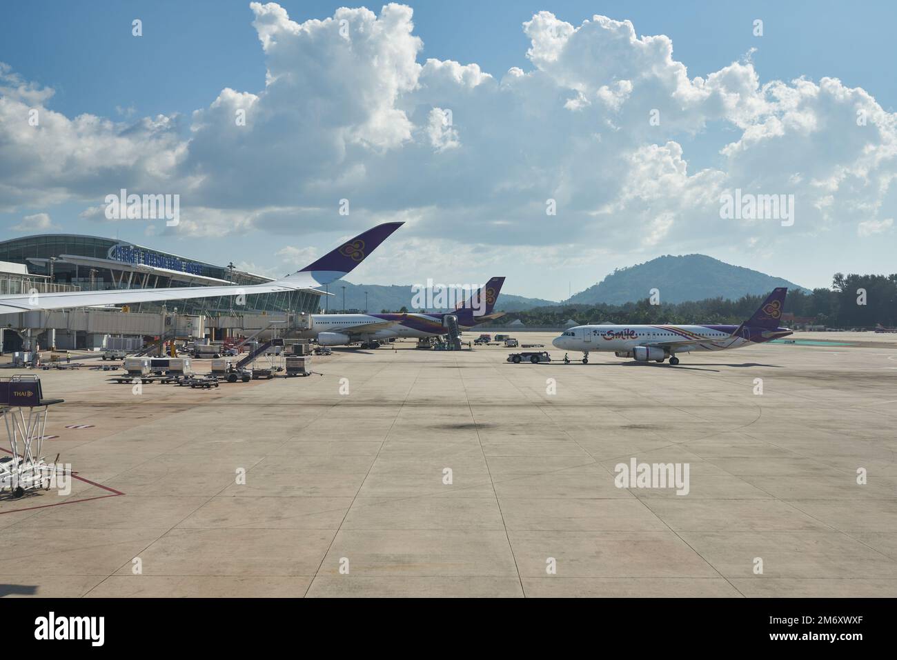 PHUKET, THAILAND - CIRCA JANUAR 2020: Internationaler Flughafen Phuket aus Sicht des Thai Airways Airbus A350 am Tag. Stockfoto