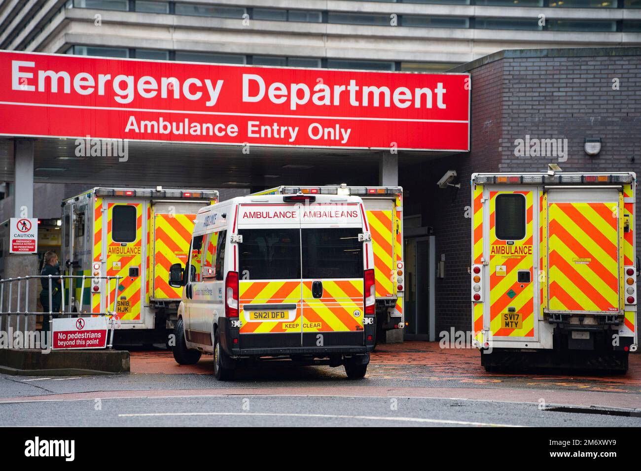 Glasgow, Schottland, Großbritannien. 5. Januar 2023 Krankenwagen warten heute auf die Entladung von Patienten in Der A&E-Abteilung der Glasgow Royal Infirmary in Glasgow. Die Krise Stockfoto