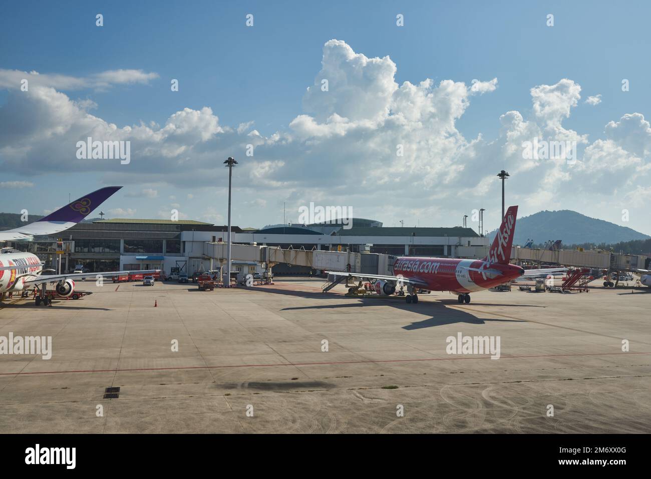 PHUKET, THAILAND - CIRCA JANUAR 2020: Internationaler Flughafen Phuket aus Sicht des Thai Airways Airbus A350 am Tag. Stockfoto