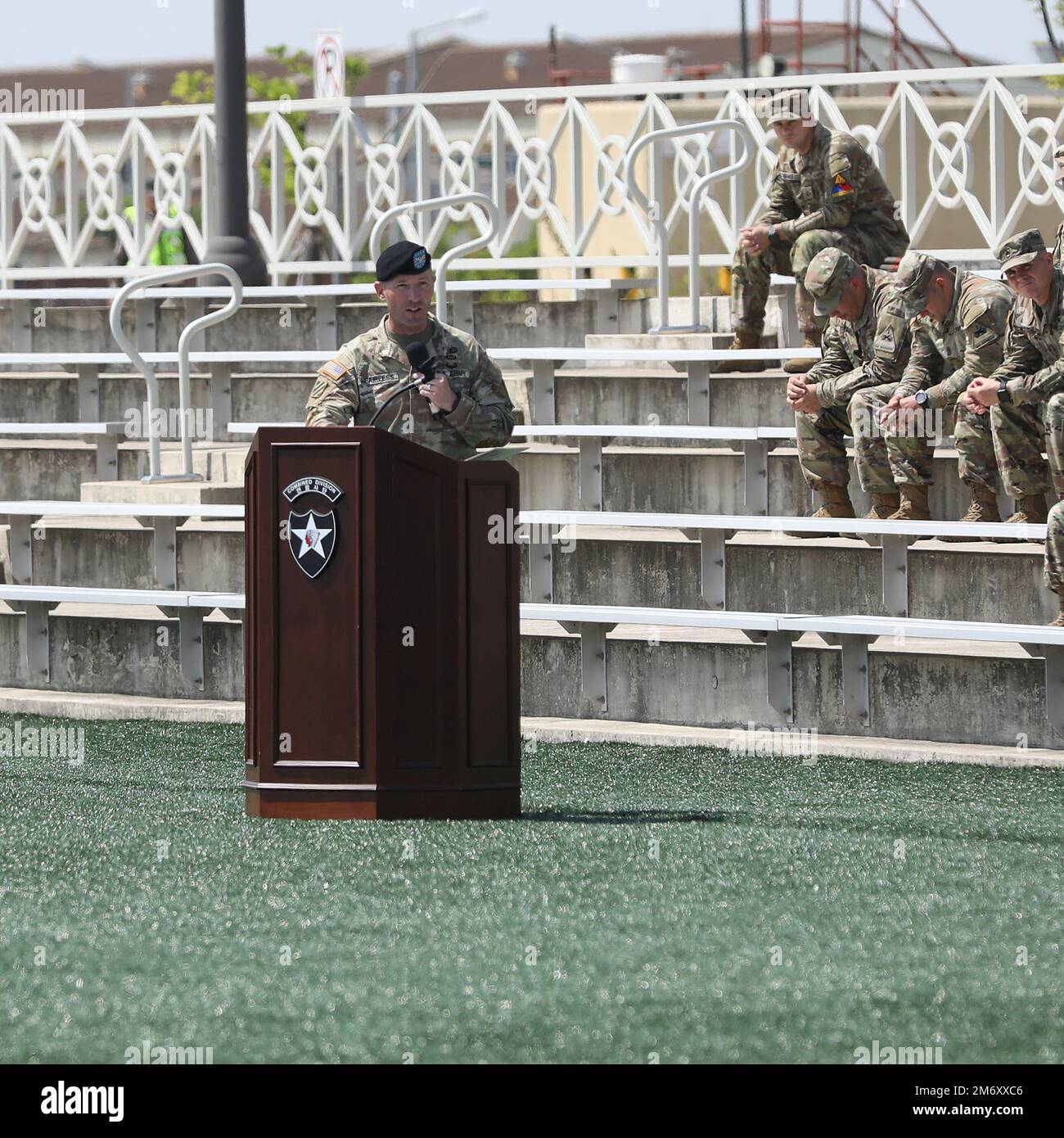 Oberst Stephen Fairless, Commander, 1. Panzerbrigade, 1. Panzerdivision, verabschiedet sich von Kommandant Major Joshua Bitle während der Zeremonie, mit der Bitles Amtszeit als hochrangiger Berater der Brigade beendet wird. Die Ready First Brigade hielt am Montag, den 9. Mai 2022, eine Zeremonie zur Aufgabe der Verantwortung im Hauptquartier der 2. Infanterieabteilung (ROK-US Combined Division) in Camp Humphreys, Republik Korea, als offizielle Vertretung für den Abgang des hochrangigen einberufenen Dienstmitglieds der Brigade, Kommandoleiter Major Joshua Bitle, ab. Er diente als ranghöchster Offizier der Brigade Stockfoto