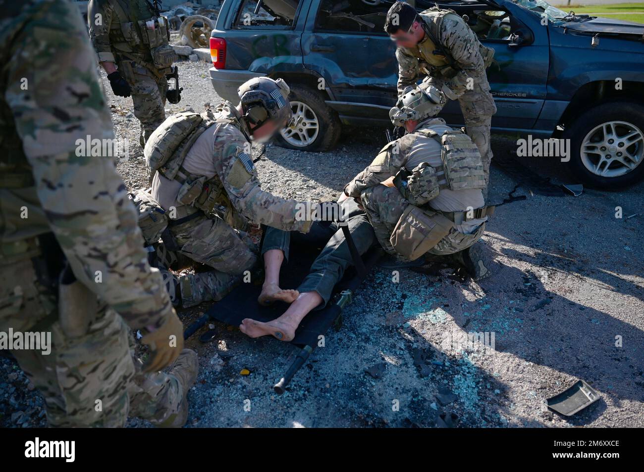 USA Air Force Special Tactics Operators mit dem 24. Special Operations Wing, Hurlburt Field, Florida, behandeln einen simulierten verwundeten Zivilisten, nachdem sie sie während des Emerald Warrior 22,1 aus einem zerstoßenen Fahrzeug befreit hatten, im Guardian Center, Georgia, 10. Mai 2022. Emerald Warrior bietet jährliche, realistische Pre-Deployment-Schulungen für mehrere gemeinsame Betriebsbereiche. Die Übung bereitet Spezialeinsatzkräfte, konventionelle Streitkräfte, Partnerländer und interinstitutionelle Elemente vor, um sich in ein arktisches Klima einzubinden und Spezialeinsätze mit vollem Spektrum durchzuführen, wodurch die US-Streitkräfte geschärft werden Stockfoto