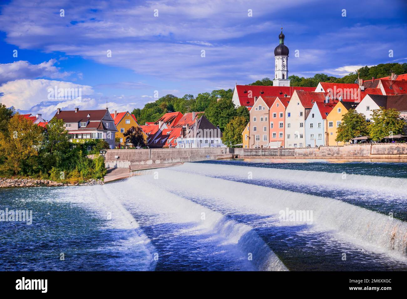 Landsberg am Lech, Deutschland. Traditionelle farbenfrohe Häuser in der historischen gotischen Altstadt von Bayern, bei Sonnenuntergang. Stockfoto