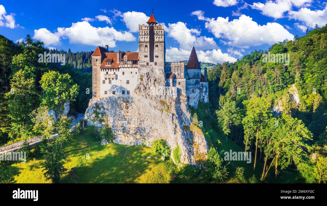 Bran, Rumänien. Berühmtes Schloss Bran in Siebenbürgen, Karpaten. Eines der meistbesuchten rumänischen Wahrzeichen. Dracula-Mythos, Vlad der Pfähler. Stockfoto