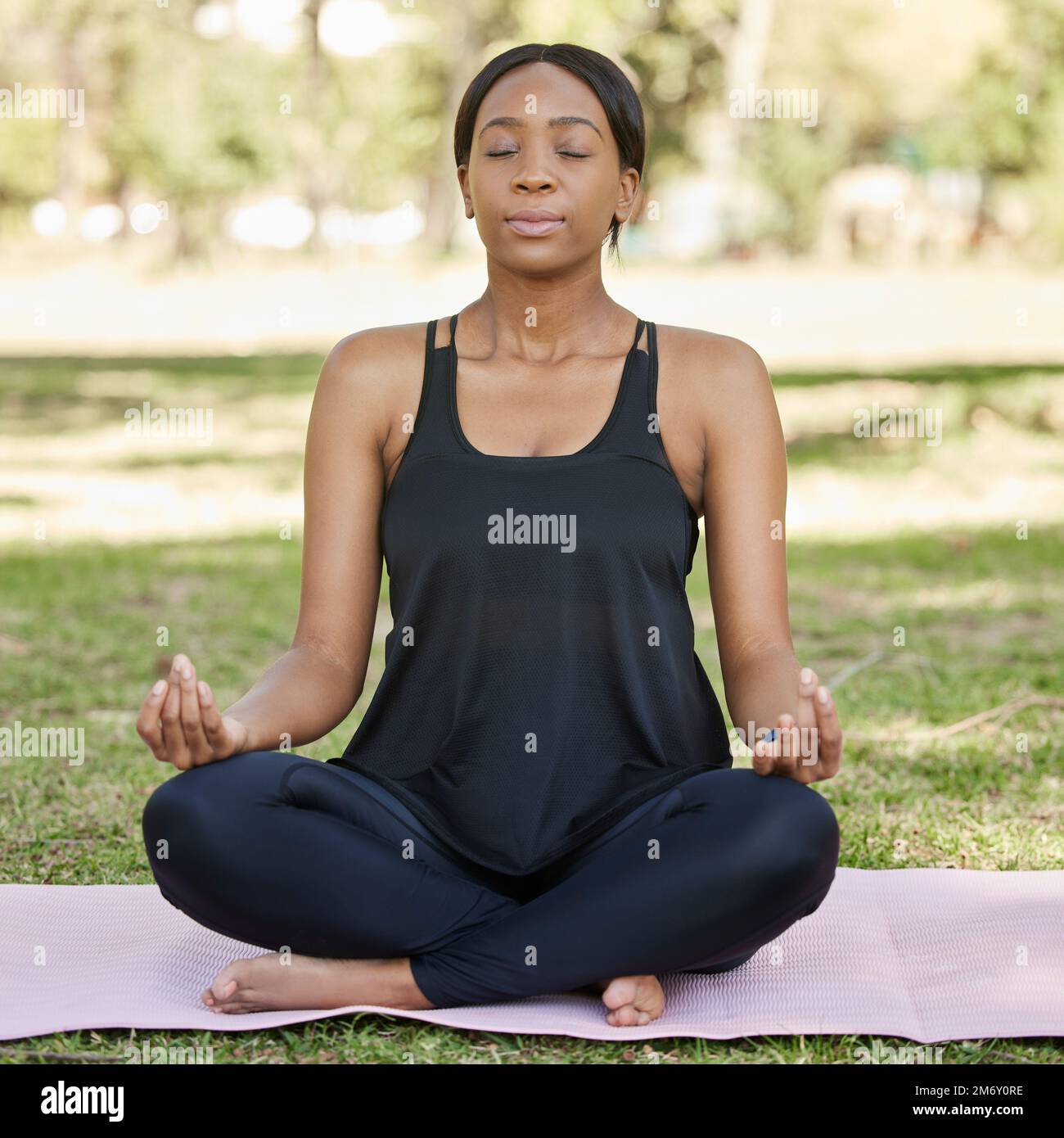 Yoga, schwarze Frauen Meditation im Park mit Lotusstellung, Achtsamkeit und Zen Outdoor in der Natur. Frieden, geistige Energie und Gleichgewicht mit Selbstfürsorge und Stockfoto