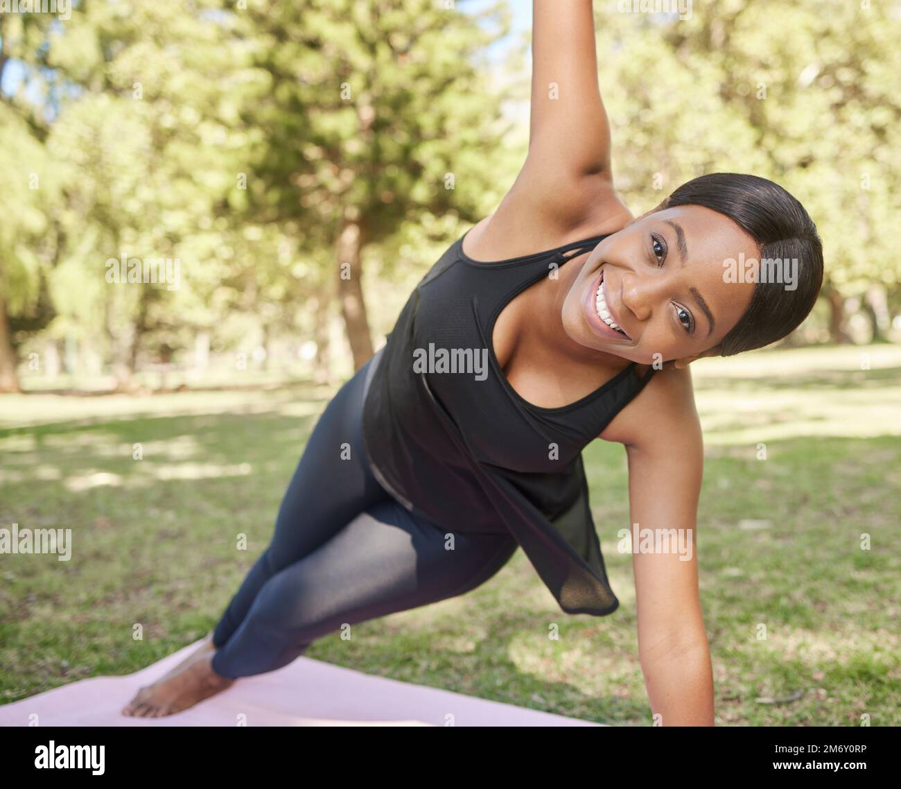 Schwarze Frau, Yoga oder Stretching auf Matte im Naturpark für Zen Health Wellness, Entspannungsübung oder Workout Training. Porträt, Lächeln oder glücklich Stockfoto