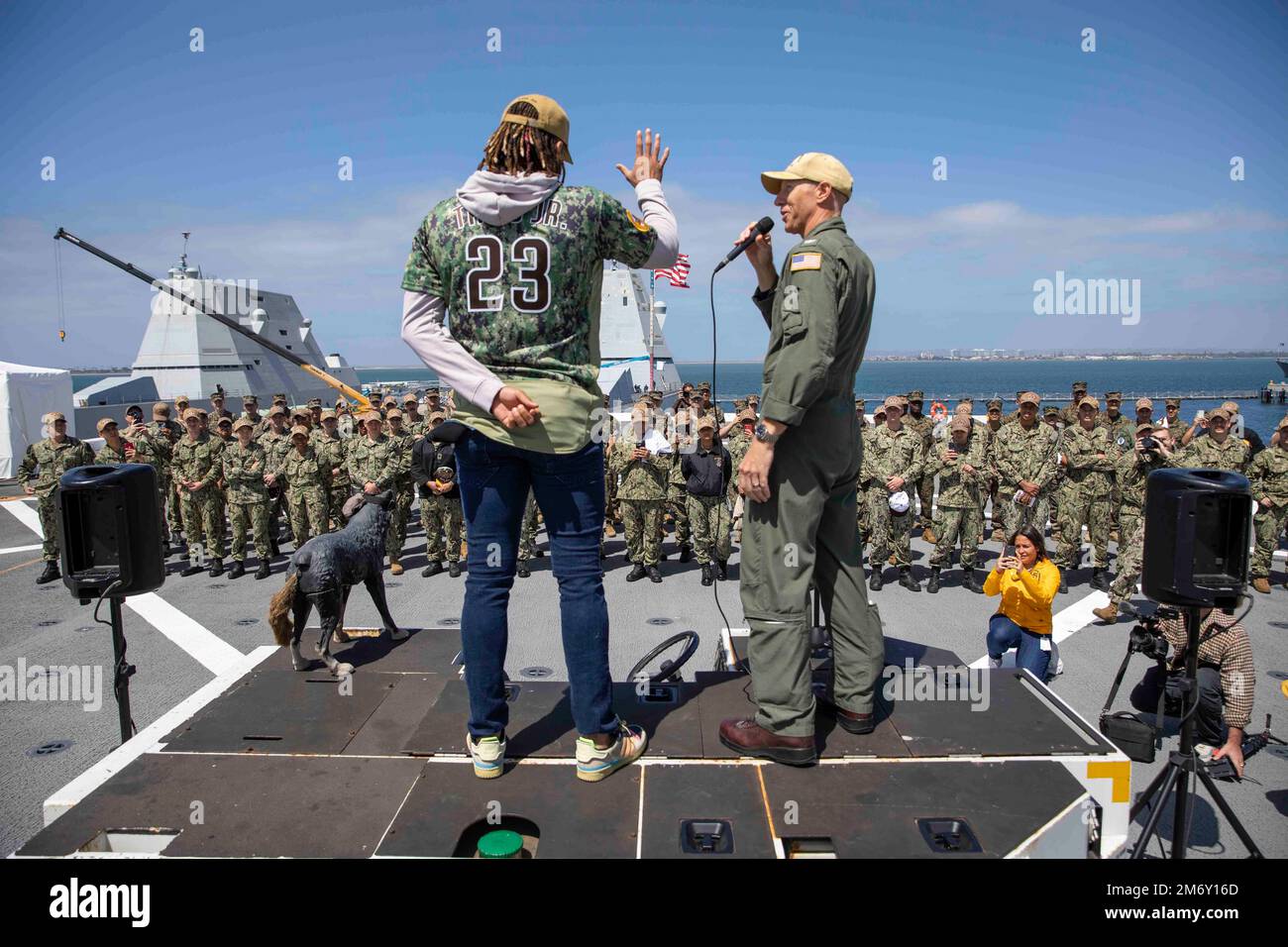 220509-N-AO823-1071 SAN DIEGO (9. Mai 2022) – Fernando Tatis Jr., ein professioneller Baseballspieler der San Diego Padres, wird von Kapitän Pete Riebe, kommandierender Offizier des Amphibienschiffs USS Anchorage (LPD 23), der Schiffsbesatzung auf einer Tour am 9. Mai vorgestellt. Die Padres waren das erste Profisportteam, das eine Abteilung für militärische Angelegenheiten hatte, und wurden seitdem im gesamten Profisport als „Team des Militärs“ anerkannt. Anchorage ist ein Amphibienschiff der San Antonio-Klasse, das in San Diego Homeportiert ist. Stockfoto