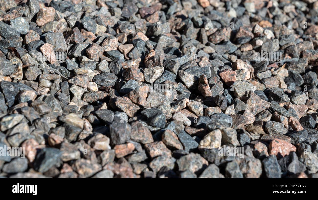 Granitkies-Textur. Nahaufnahme Kies-Textur. Grauer Kies-Hintergrund, graue Textur neben dem Haus, Nahaufnahme von oben. Stockfoto
