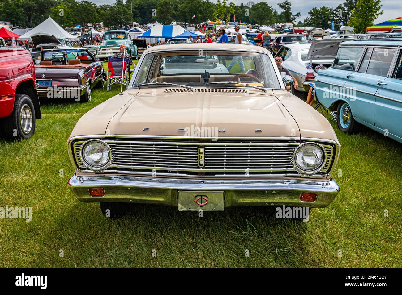 Iola, WI - 07. Juli 2022: Perspektivische Vorderansicht einer Ford Falcon Futura Sports Coupe aus dem Jahr 1966 auf einer lokalen Automesse. Stockfoto