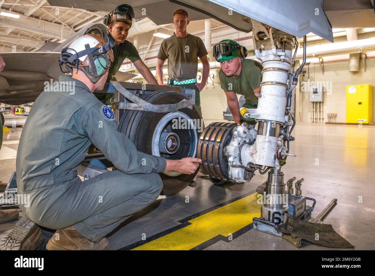 USA Die Mitglieder des Marine Corps lernen die Verfahren zum Reifenwechsel und zur Überprüfung der Bremsen des F-35A Lightning II. Es sind vier von zwölf Marines, die von der Marine Corps Air Station Yuma zur Luke Air Force Base, Arizona, geschickt wurden, um mehr über das Lightning Technician Program zu erfahren, um das Programm an ihrer Basis umzusetzen. Das Lightning Technician Program verbindet F-35 Karrierefelder, um die Auslastung der Arbeitskräfte zu maximieren und gleichzeitig die Einsatzfläche der Einheiten zu verringern, um dem Agile Combat Employment-Konzept der Air Force zu entsprechen. Stockfoto