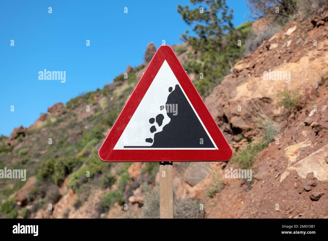 Warnschild „Rockfall“ in der Bergregion. Stockfoto